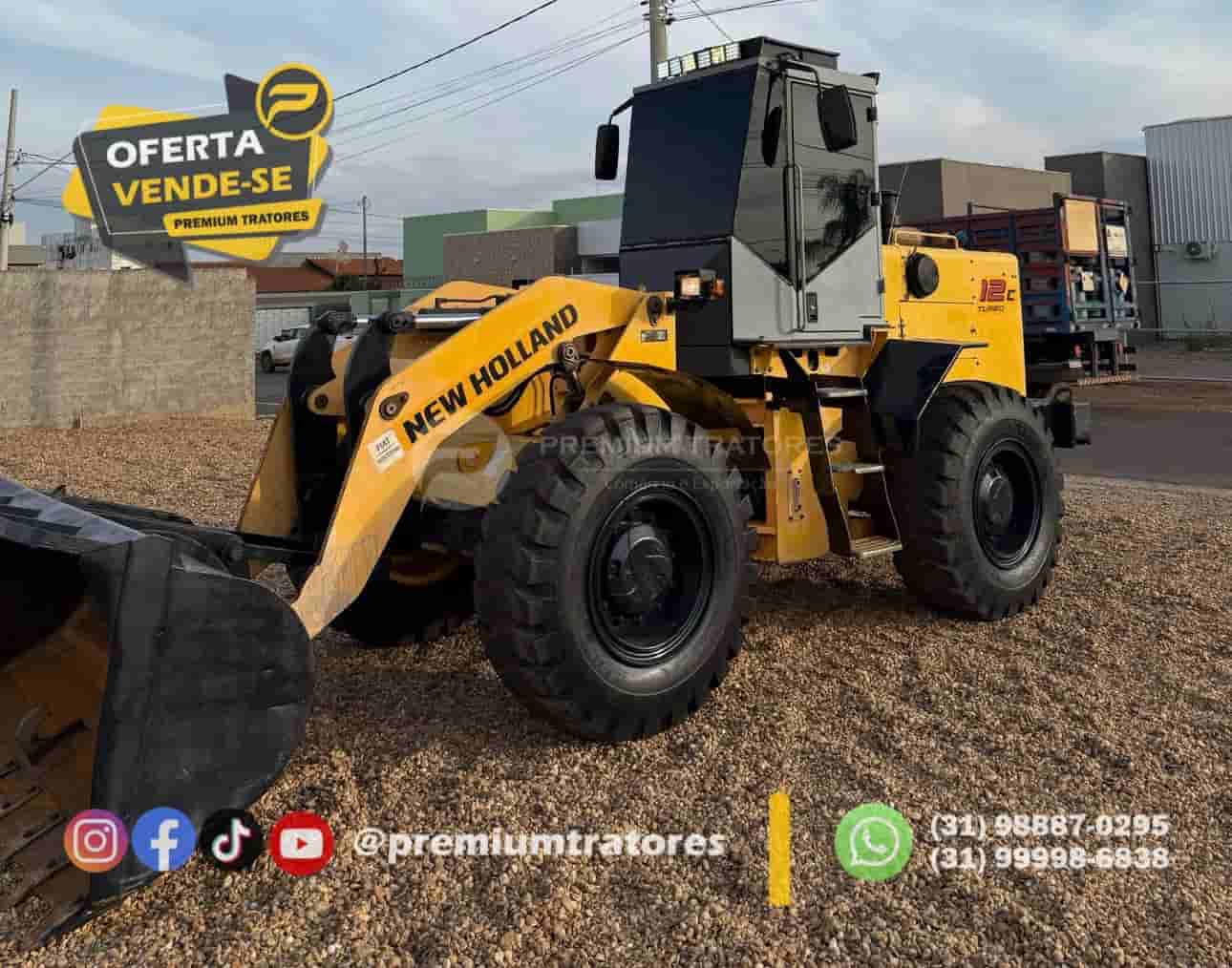 Pá Carregadeira New Holland 12C  2013 - imagem de fundo