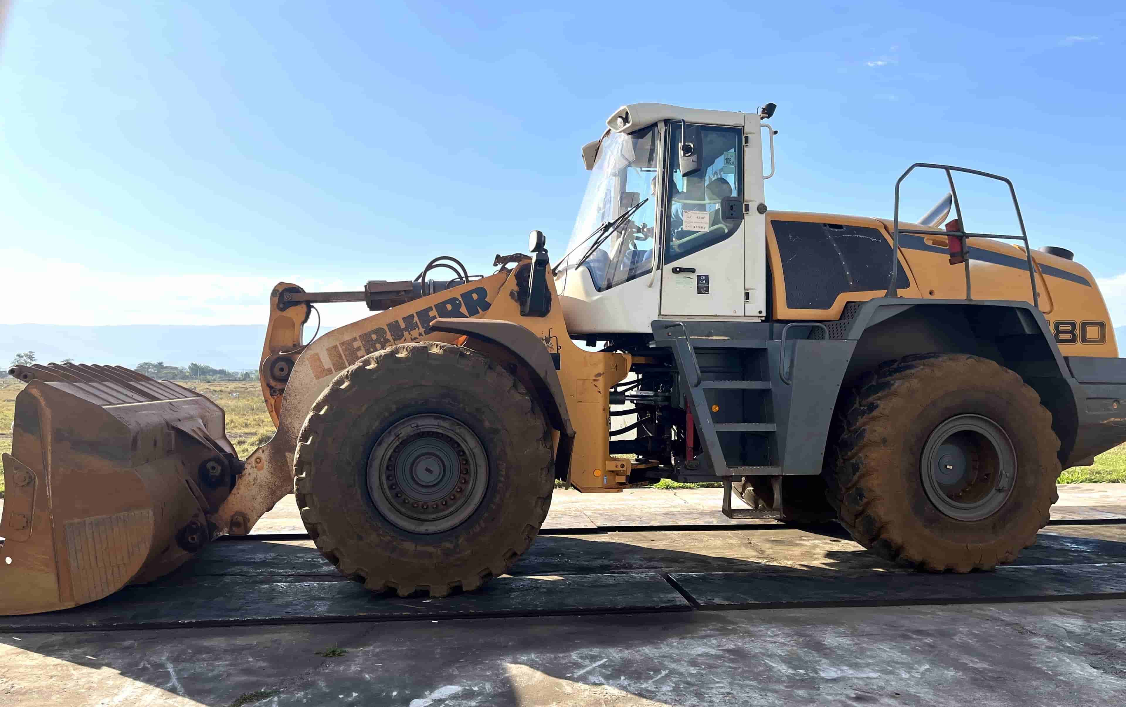 Pá Carregadeira Liebherr L580 2021 - imagem de fundo