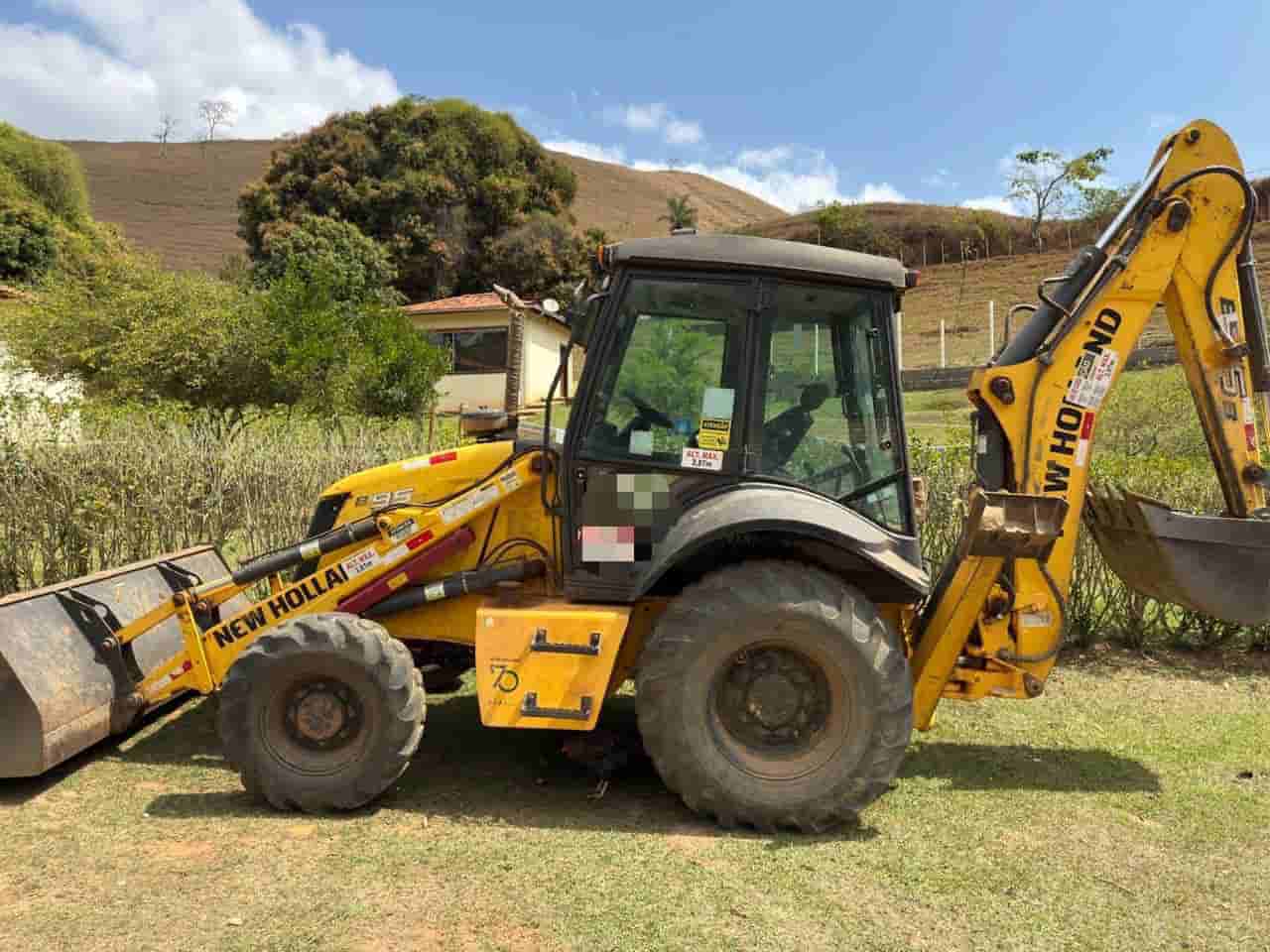 Retroescavadeira New Holland B95B 2020 - imagem de fundo