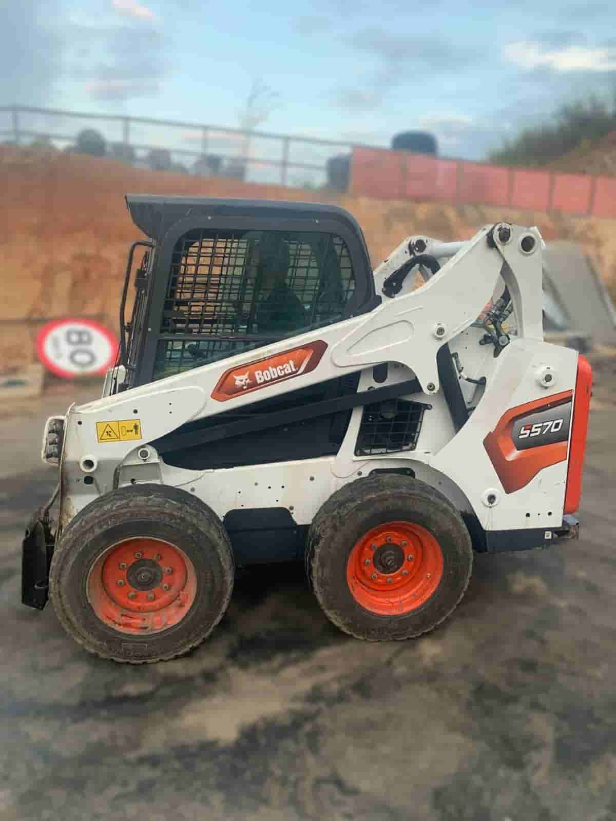 Mini Carregadeira Bobcat S570 2024 - imagem de fundo