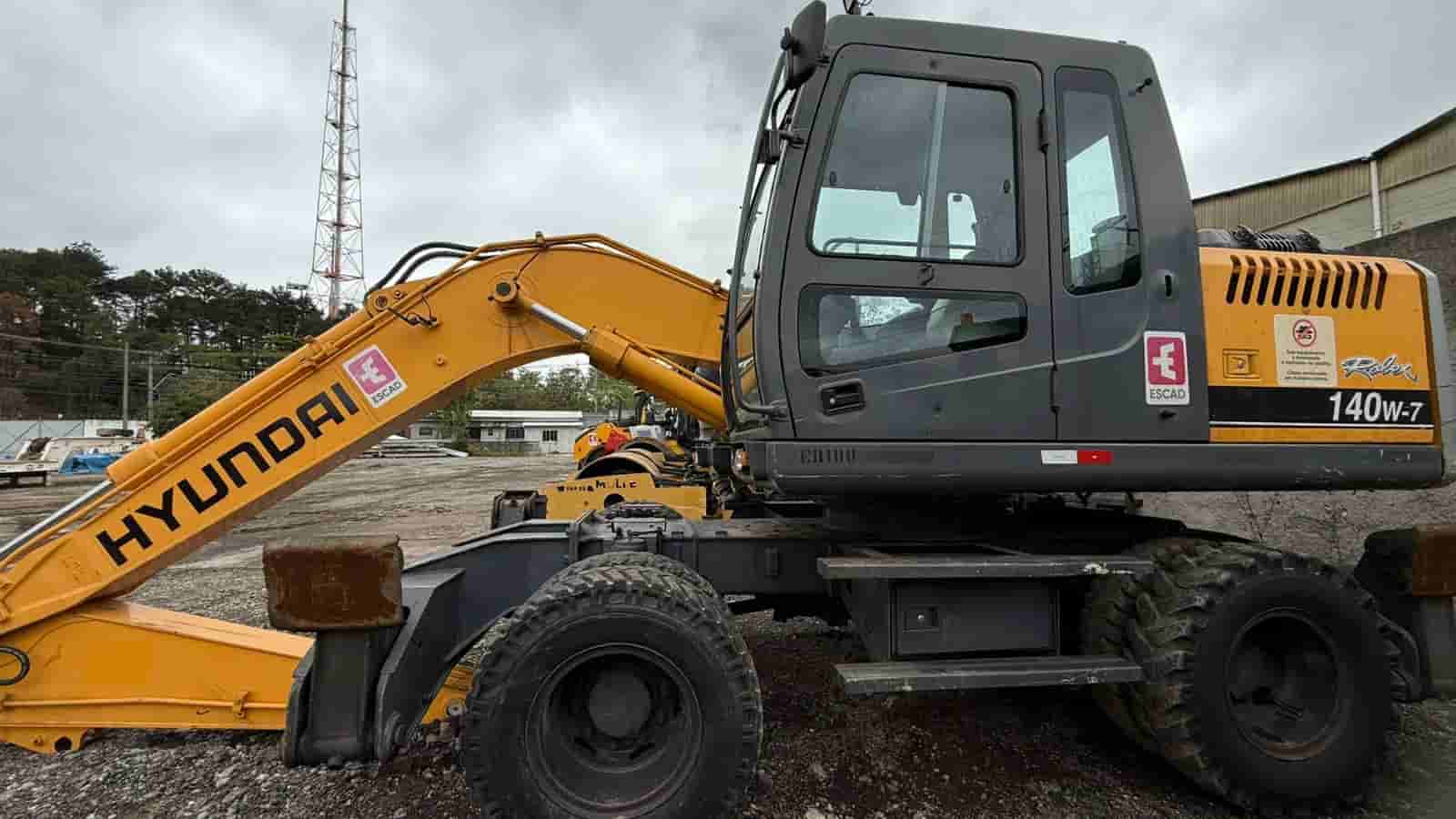 Escavadeira Hyundai R140 2008 - imagem de fundo