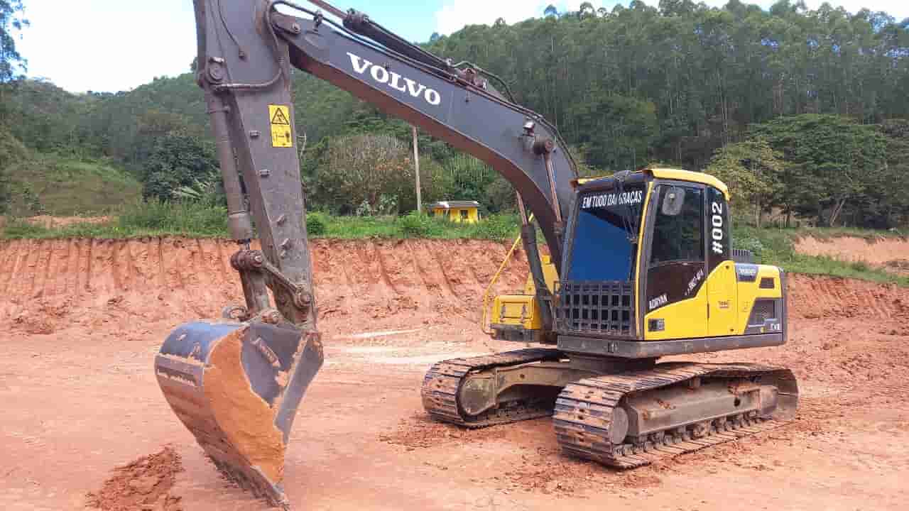 Escavadeira Volvo EC140DL 2022 - imagem de fundo