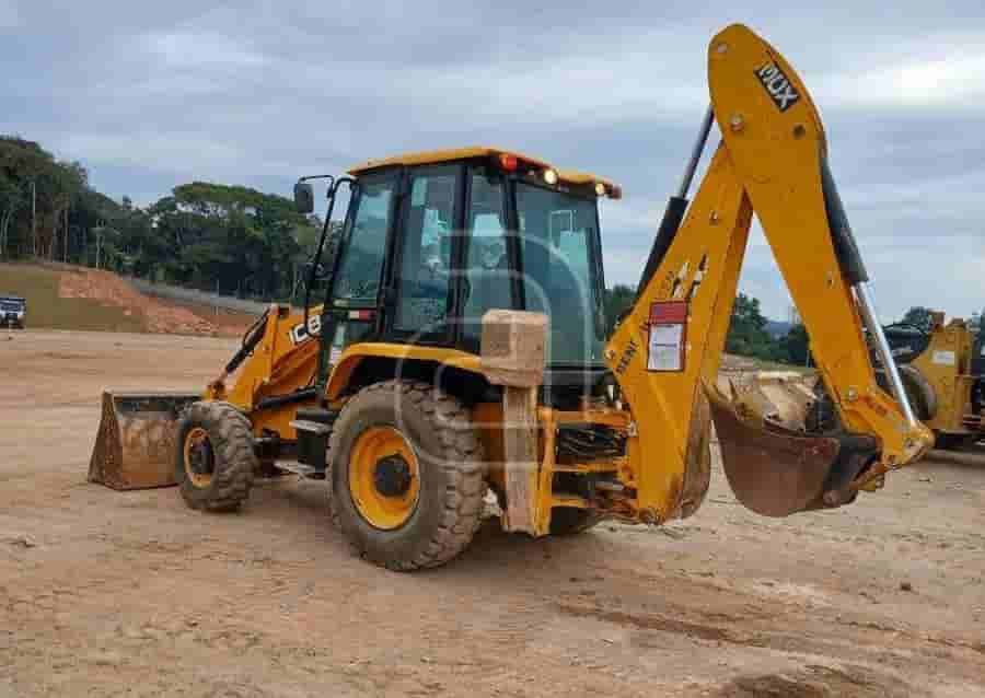Retroescavadeira JCB 3CX 2022 - imagem de fundo