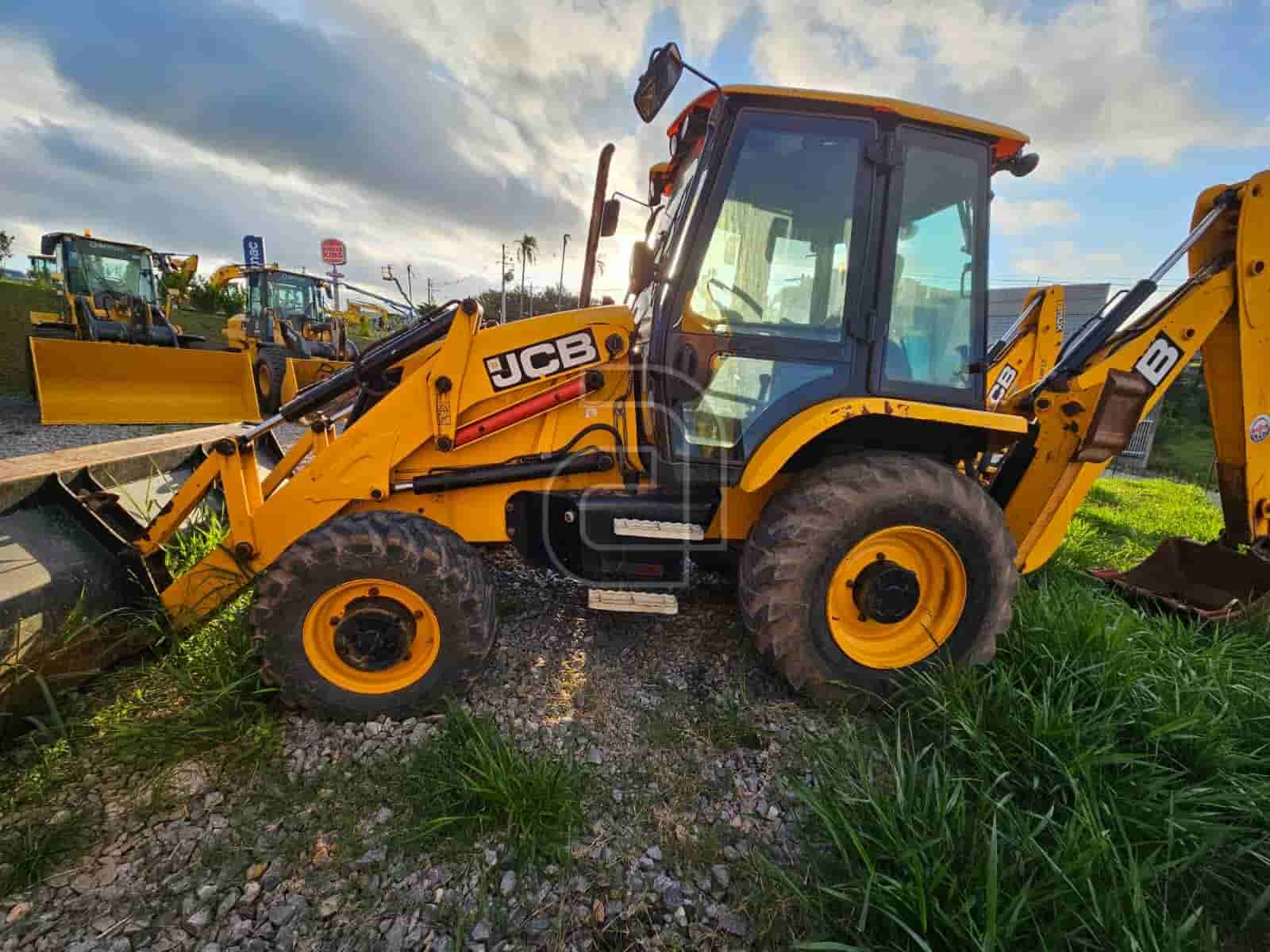 Retroescavadeira JCB 3CX 2021 - imagem de fundo