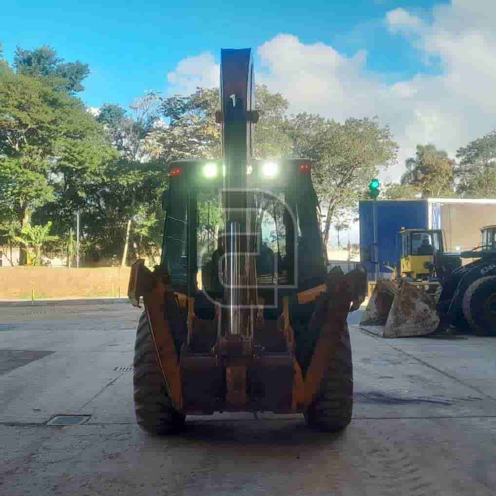 Retroescavadeira JCB 3CX 2021 - imagem de fundo