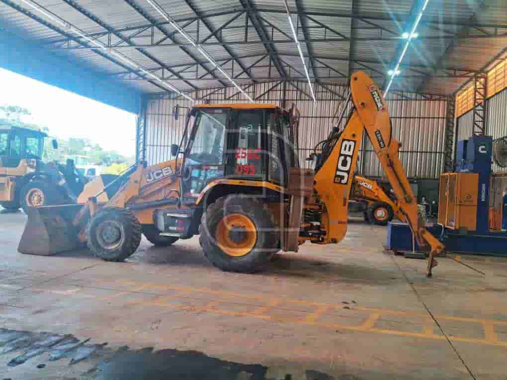 Retroescavadeira JCB 3CX 2022 - imagem de fundo