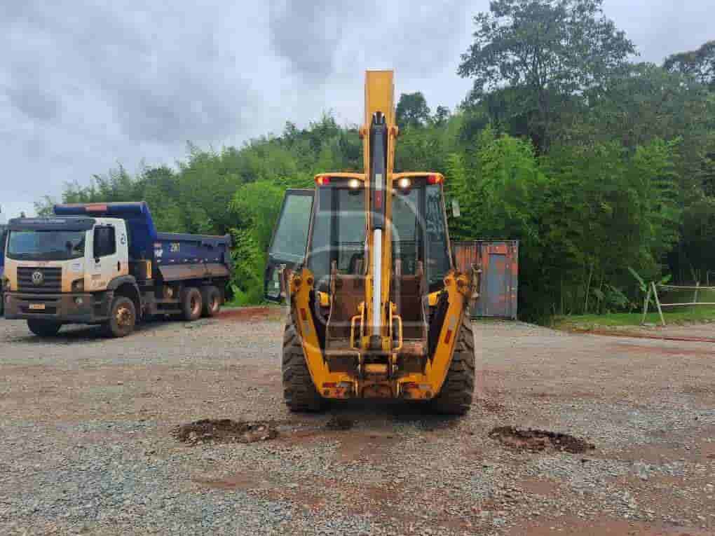 Retroescavadeira JCB 3CX 2022 - imagem de fundo