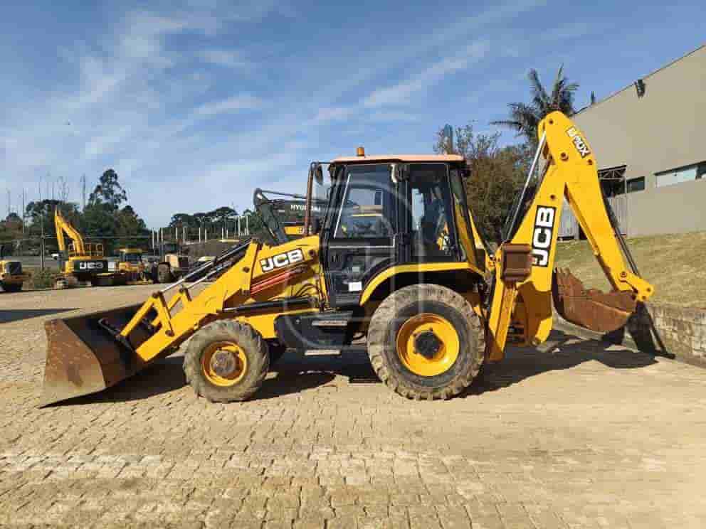 Retroescavadeira JCB 3CX 2021 - imagem de fundo
