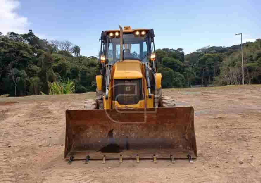 Retroescavadeira JCB 3CX 2021 - imagem de fundo