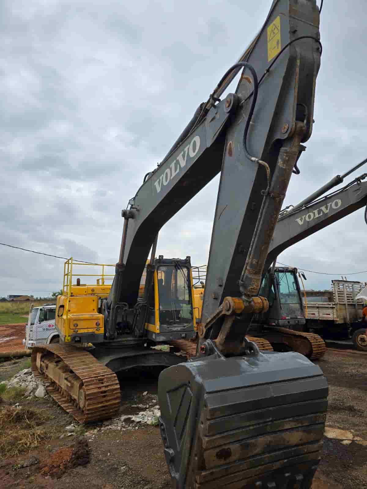 Escavadeira Volvo EC220D 2014 - imagem de fundo