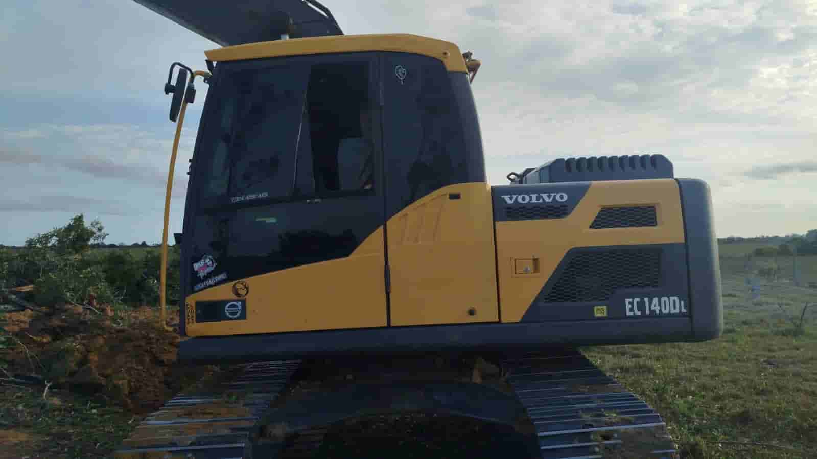 Escavadeira Volvo EC140DL 2020 - imagem de fundo