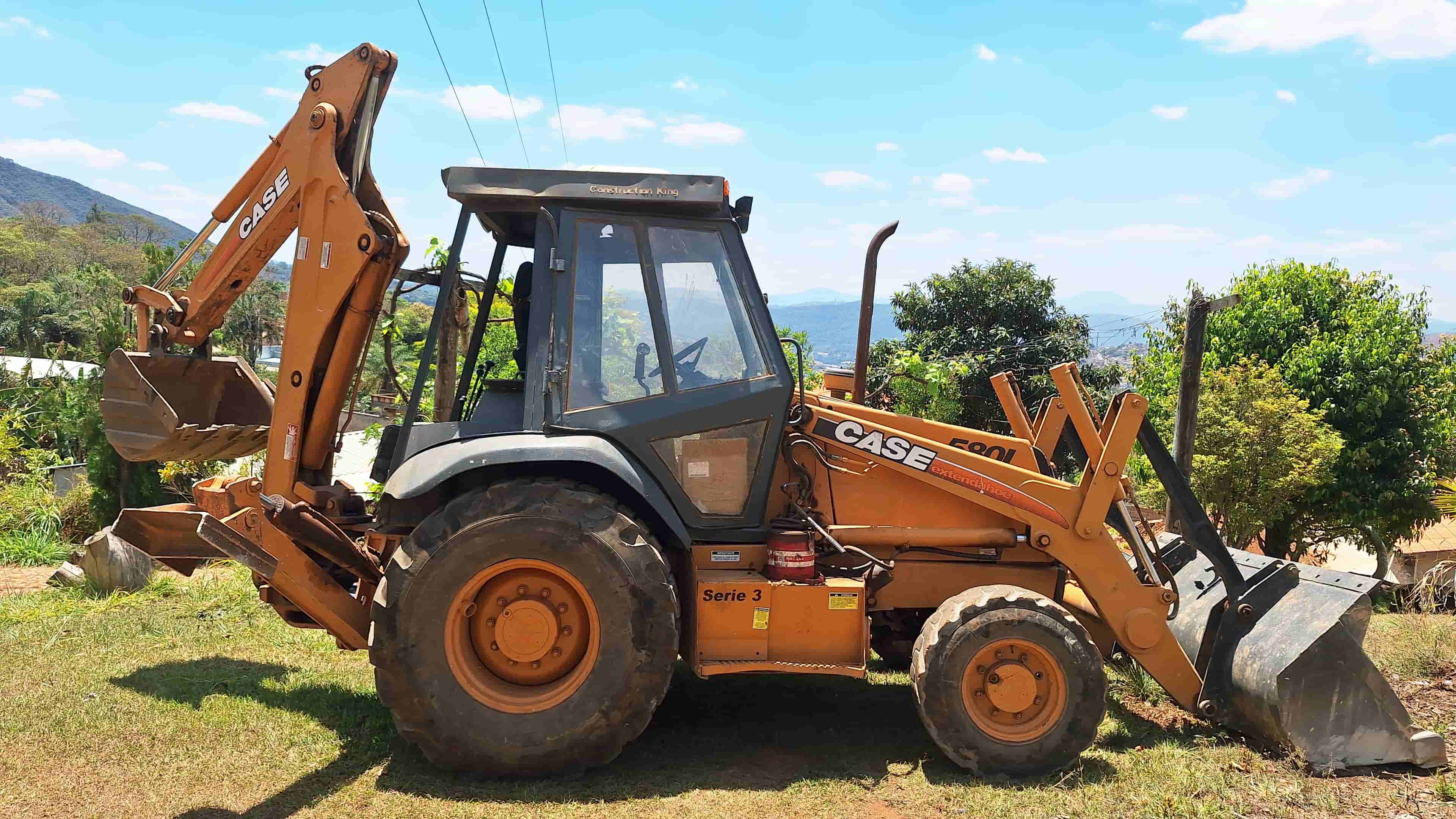 Retroescavadeira Case 580L 2005 - imagem de fundo