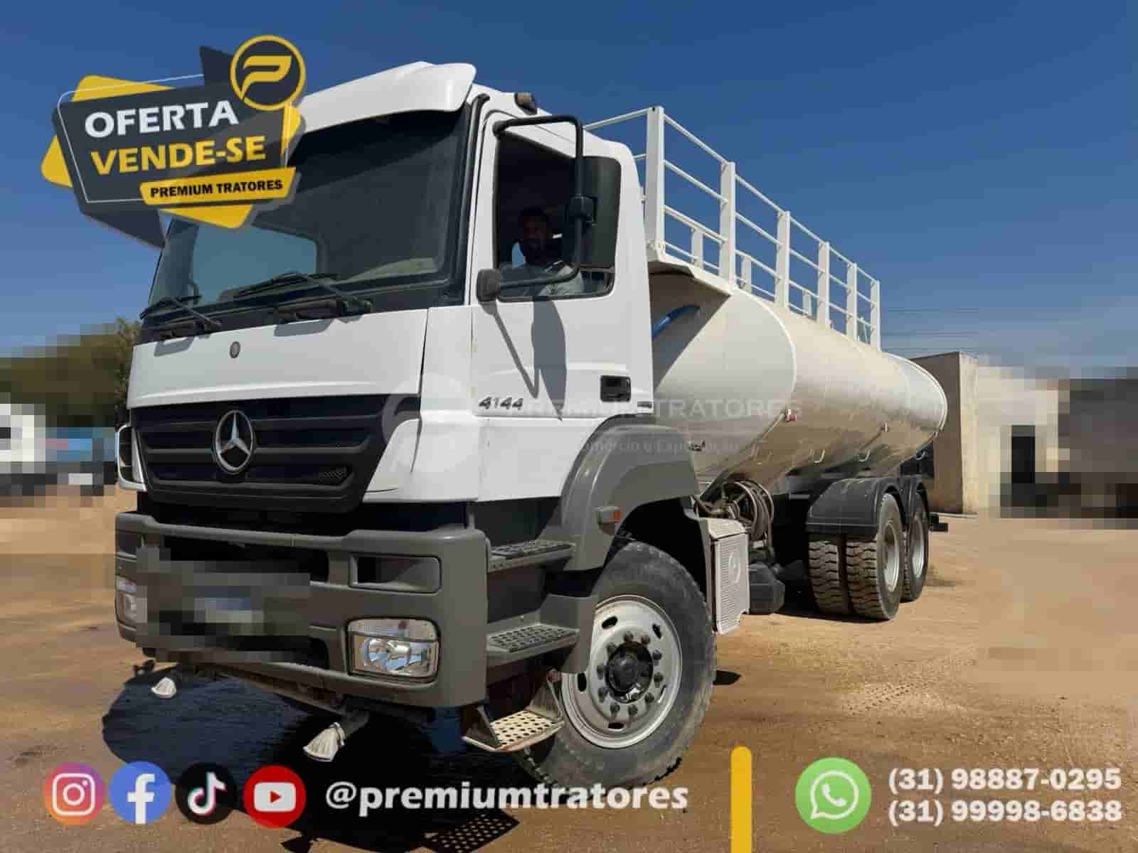 Caminhão Mercedes Benz 4144 2011 - imagem de fundo