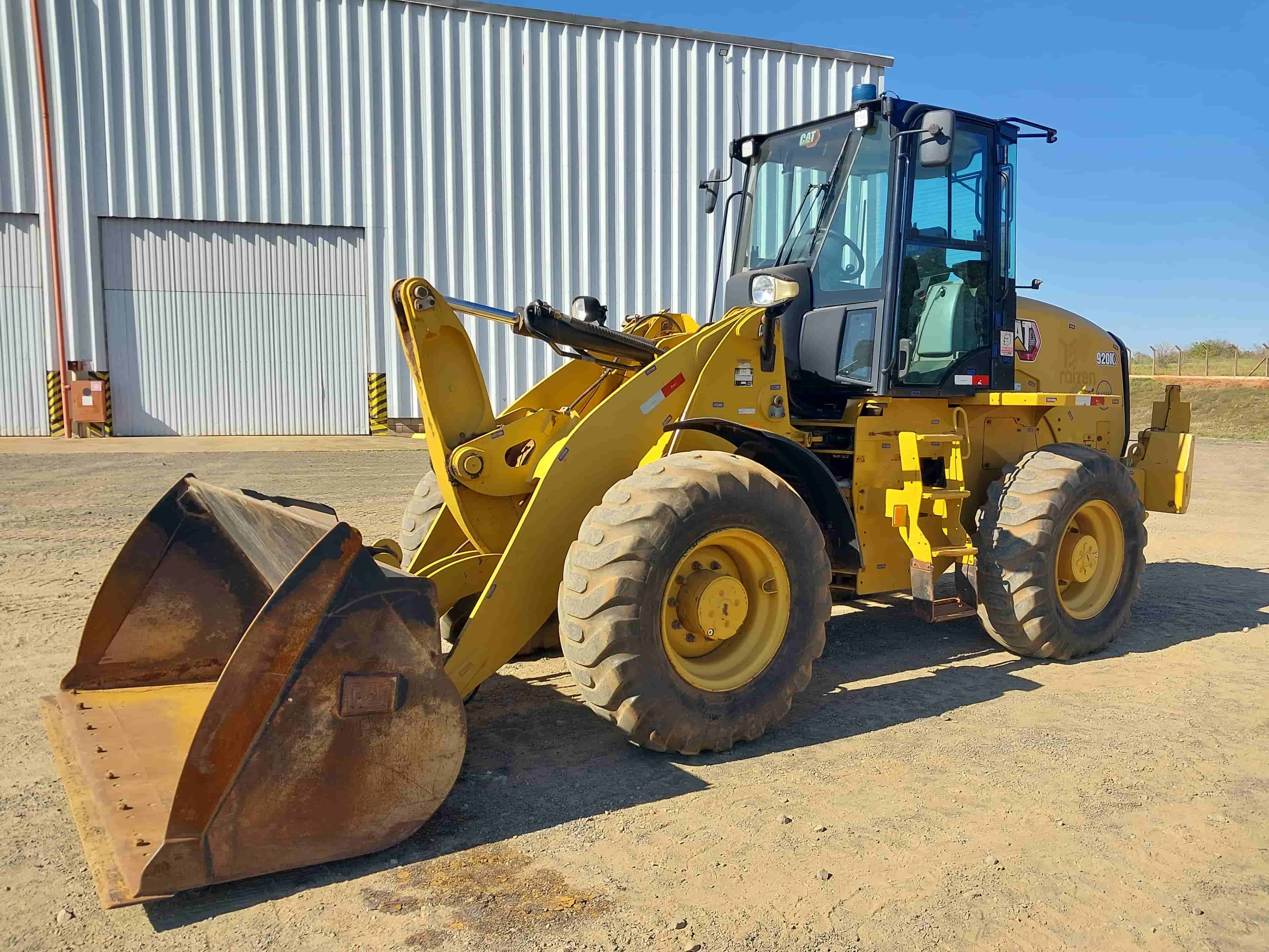 Pá Carregadeira Caterpillar 920K 2020 - imagem de fundo