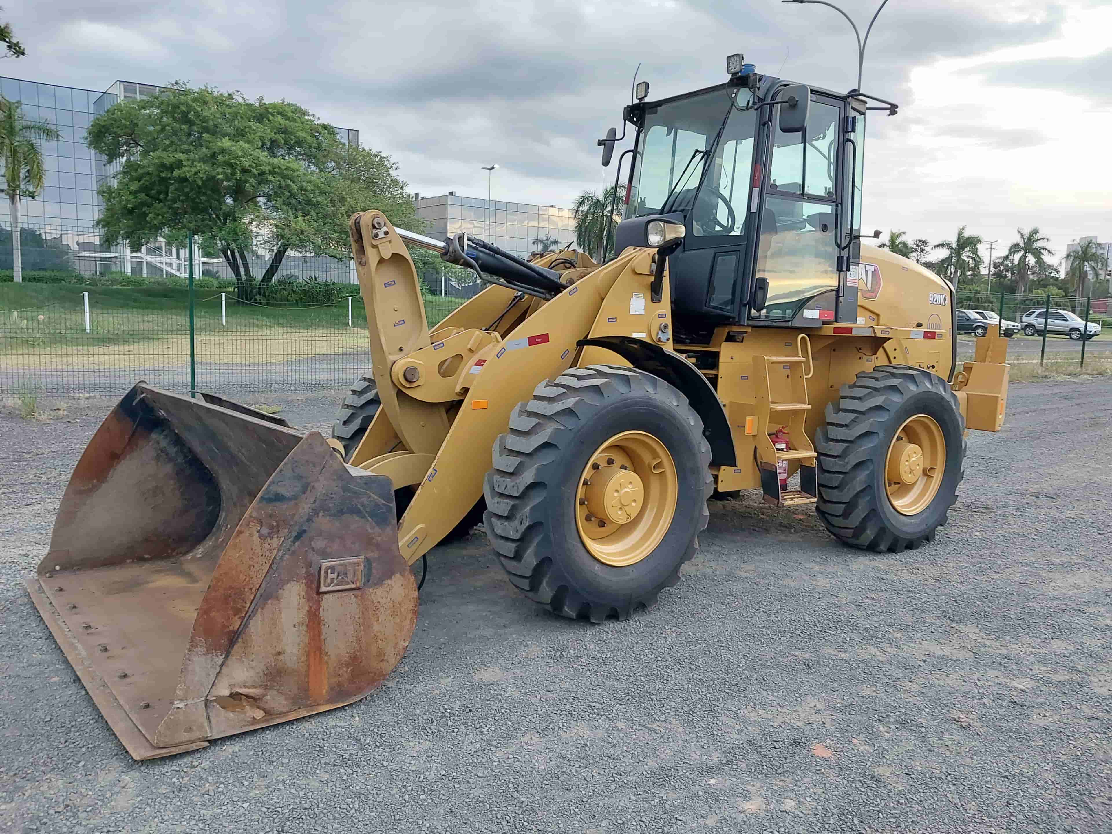 Pá Carregadeira Caterpillar 920K 2020 - imagem de fundo