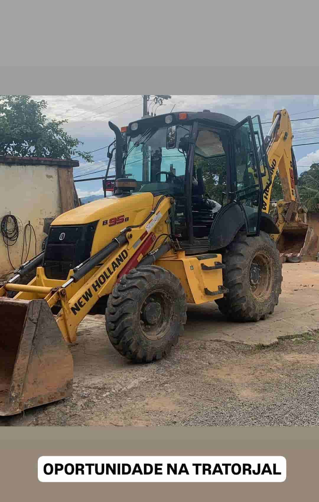 Retroescavadeira New Holland B95B 2021 - imagem de fundo