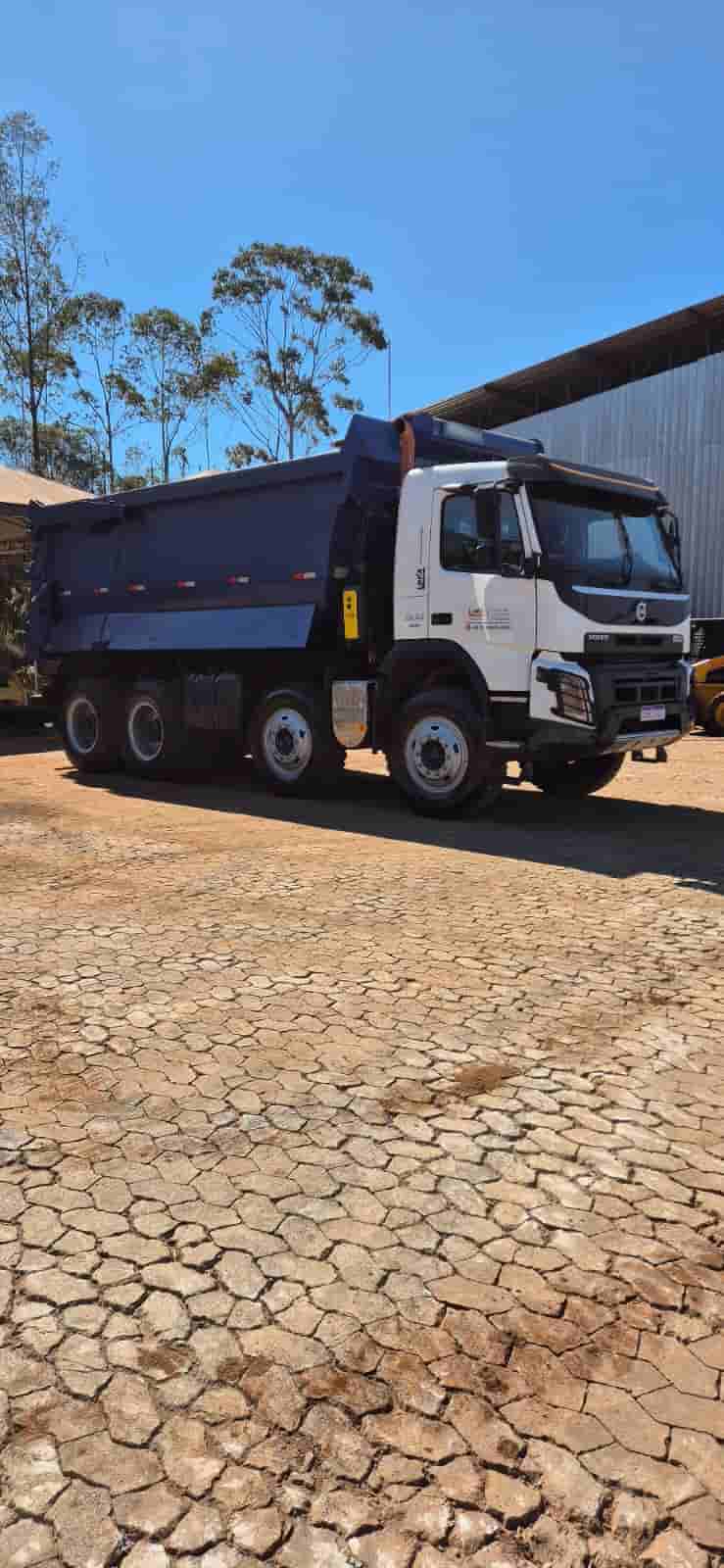 Caminhão Caçamba-Traçado  Volvo FMX 500 2021 - imagem de fundo