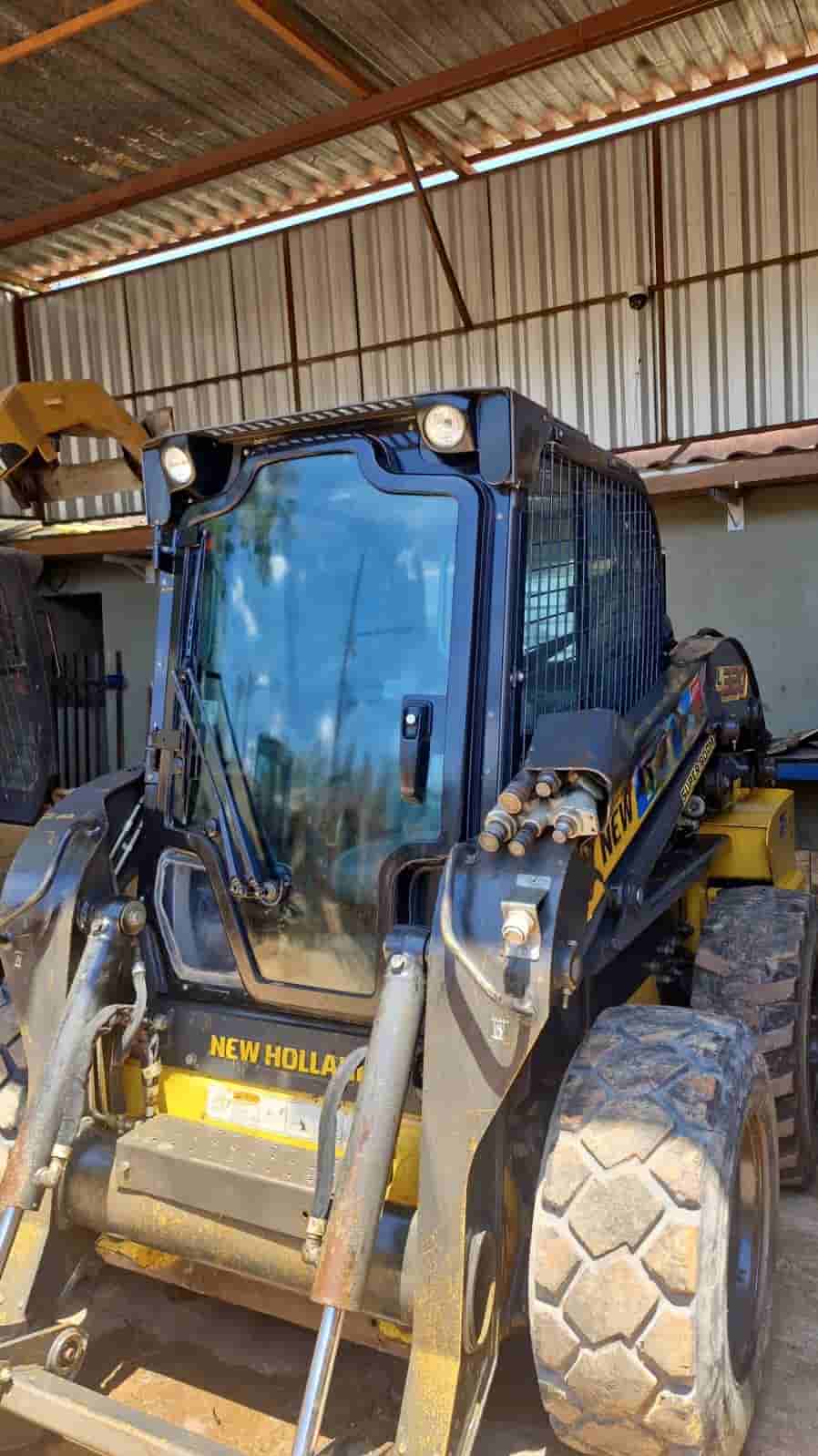 Mini Carregadeira New Holland L320 2023 - imagem de fundo