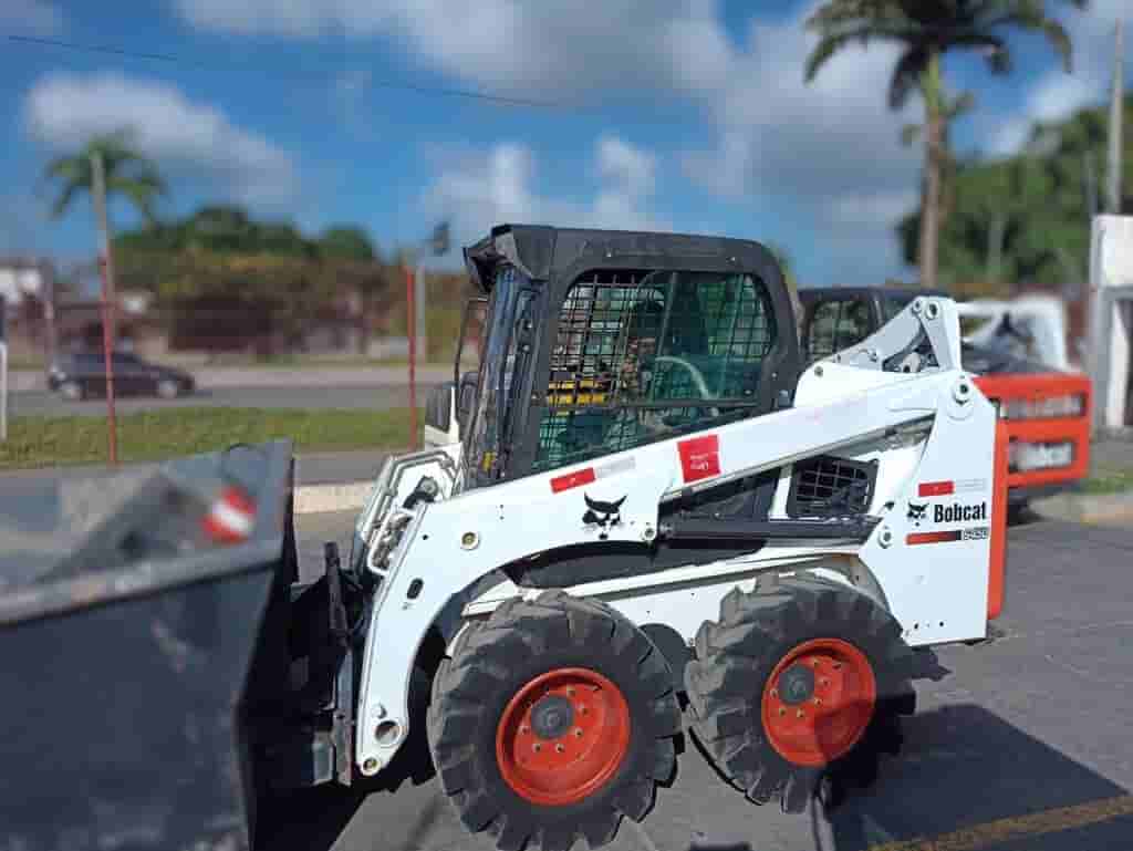 Mini Carregadeira Bobcat S450 2020 - imagem de fundo