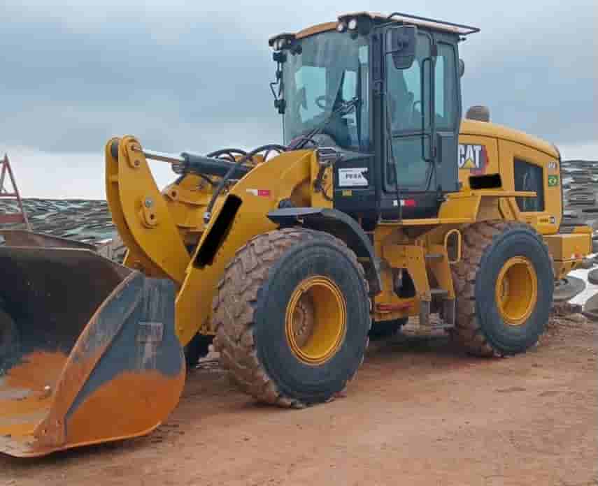 Pá Carregadeira Caterpillar 924 2024 - imagem de fundo