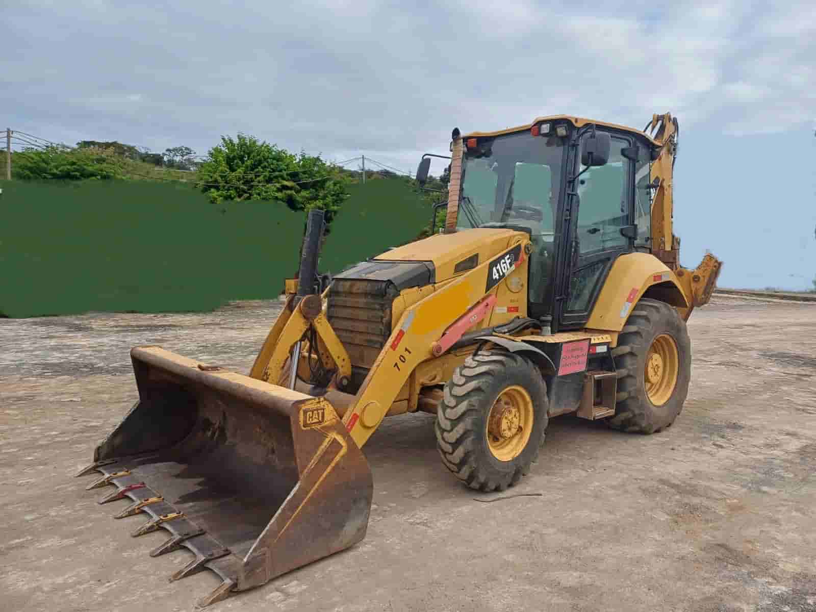Retroescavadeira Caterpillar 416F2 2016 - imagem de fundo