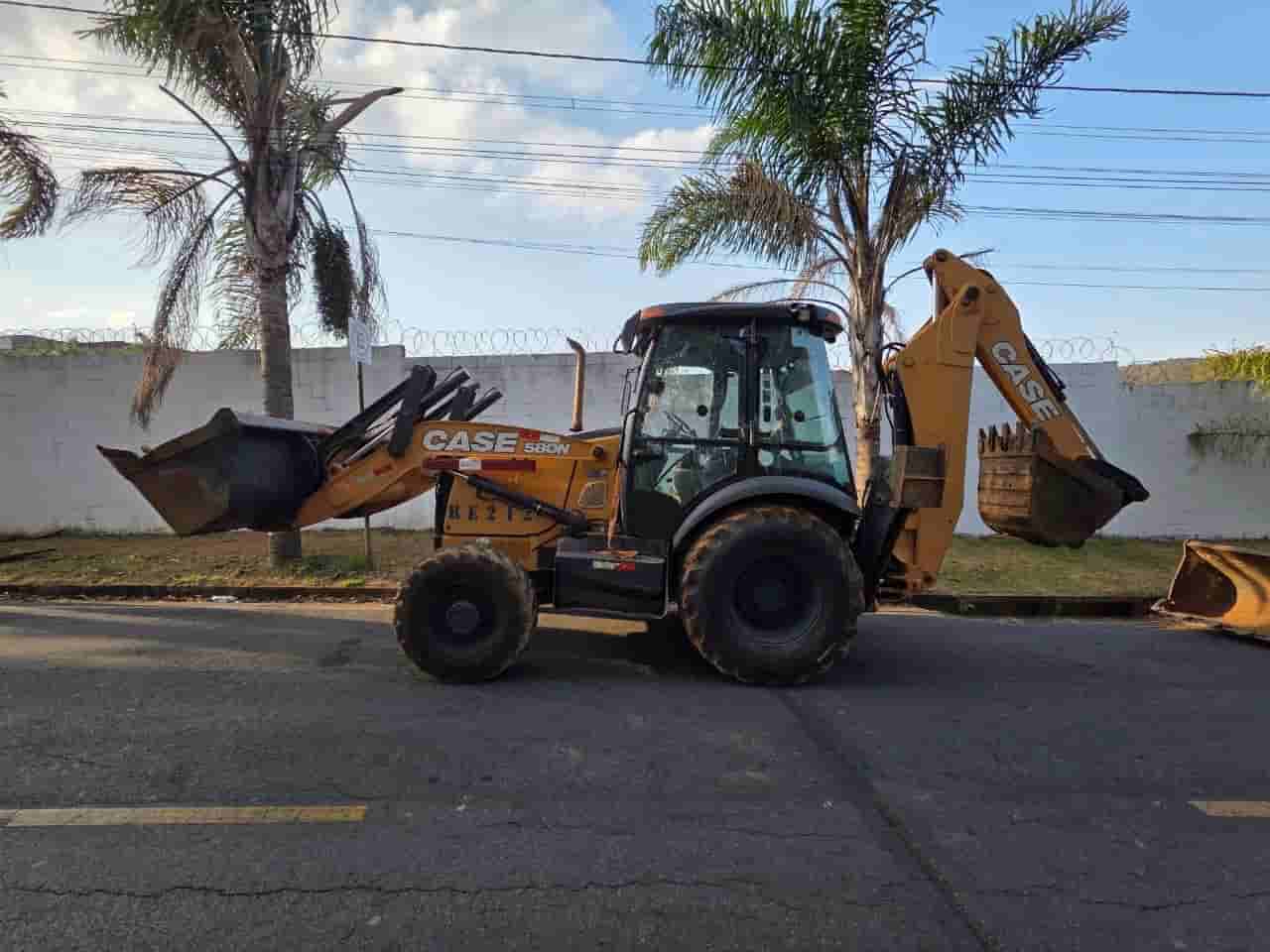 Retroescavadeira Case 580N 2019 - imagem de fundo