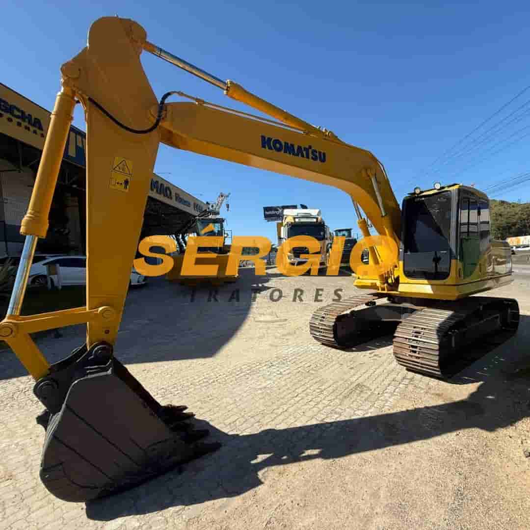 Escavadeira Komatsu PC200 2012 - imagem de fundo