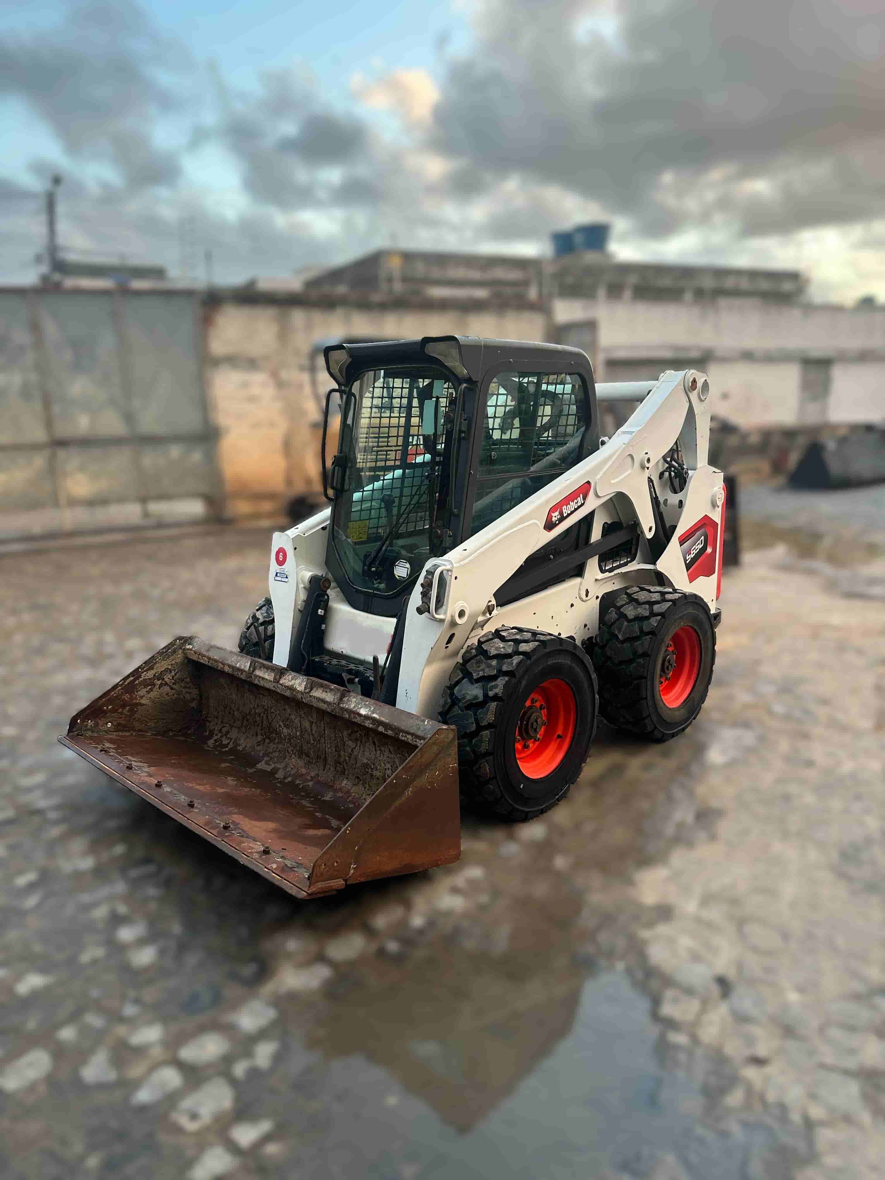 Mini Carregadeira Bobcat S650 2022 - imagem de fundo