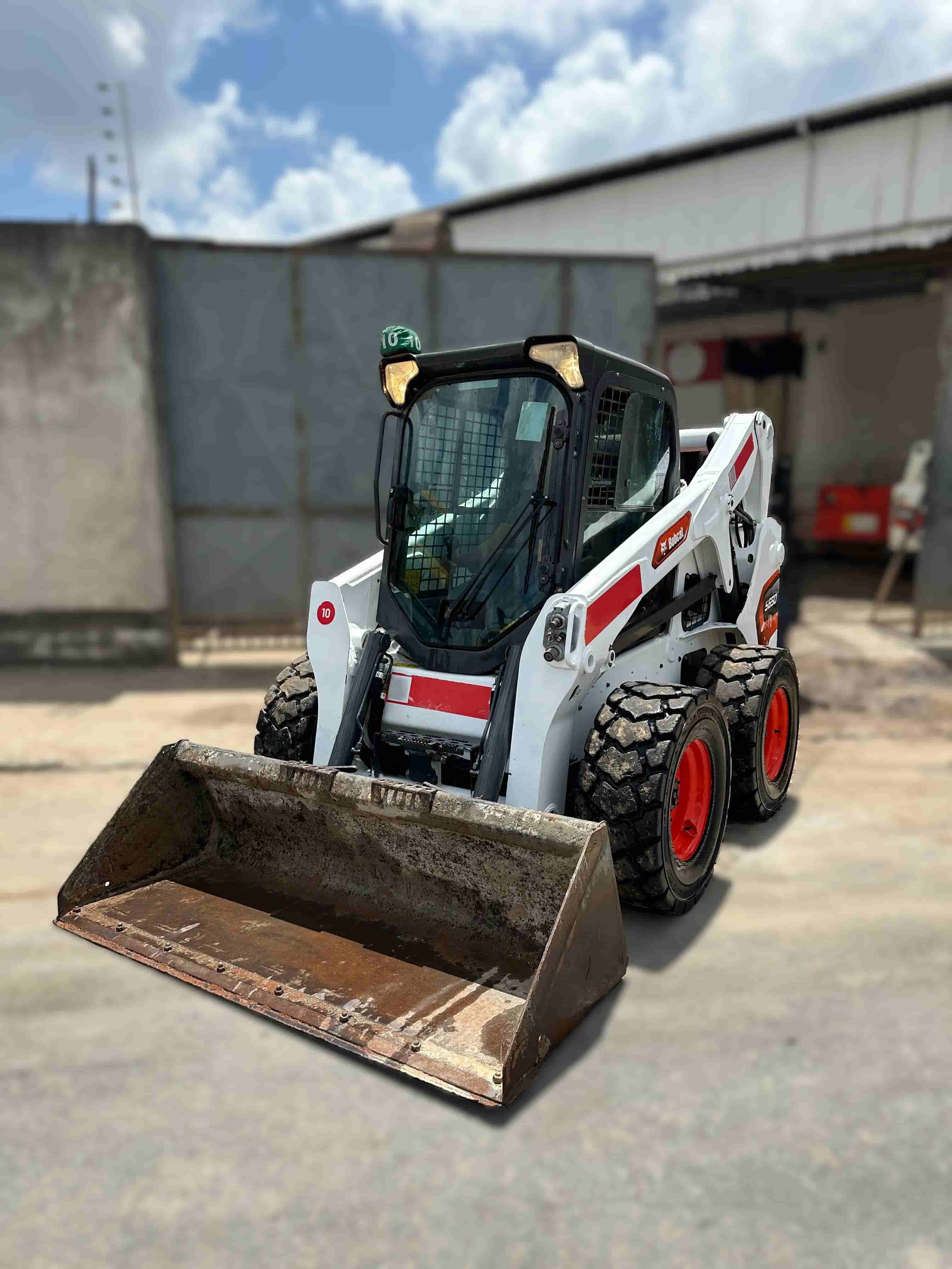 Mini Carregadeira Bobcat S650 2022 - imagem de fundo