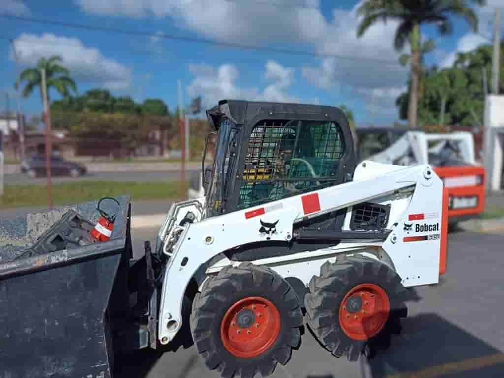 Mini Carregadeira Bobcat S450 2020 - imagem de fundo