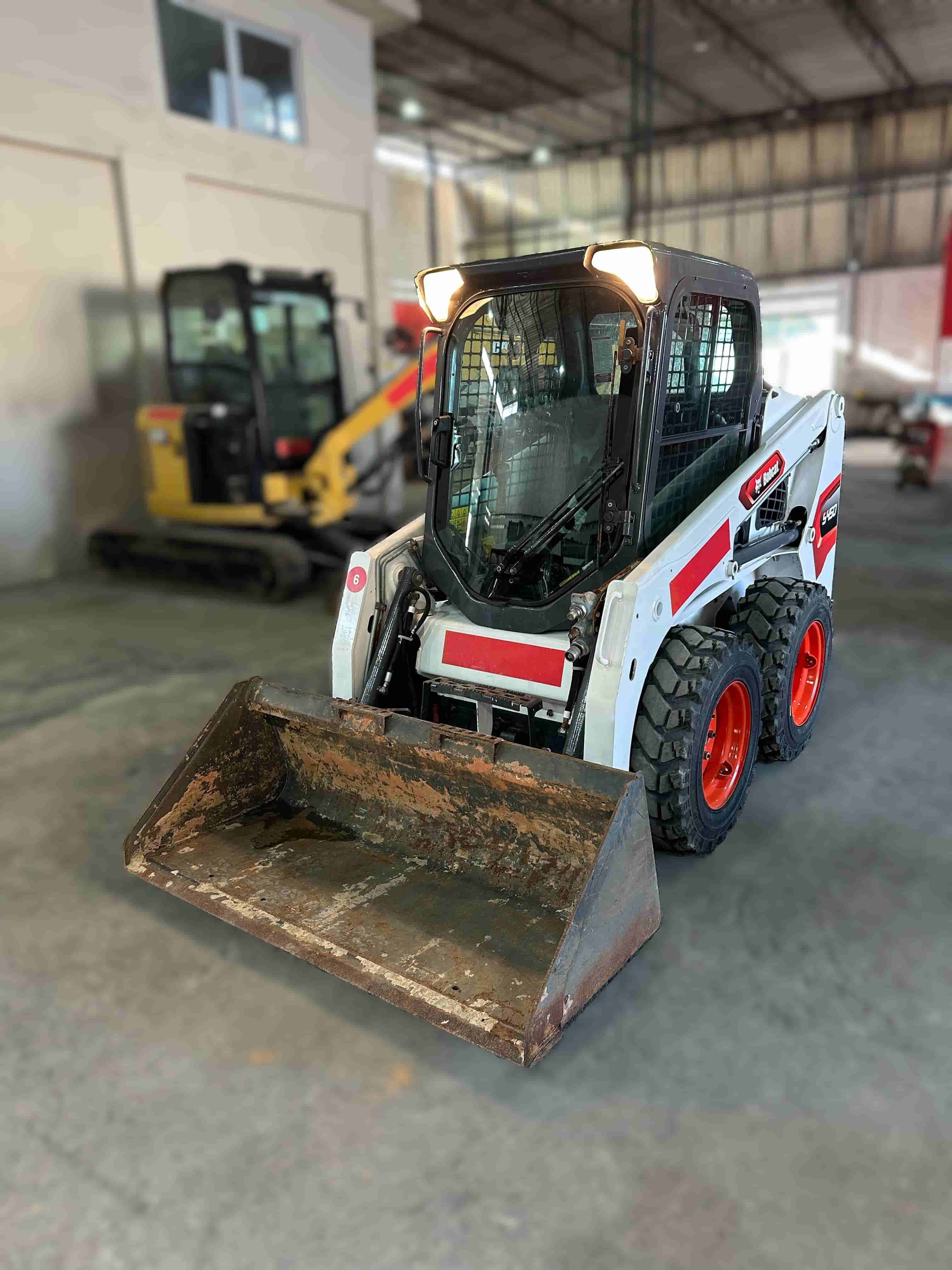 Mini Carregadeira Bobcat S450 2022 - imagem de fundo