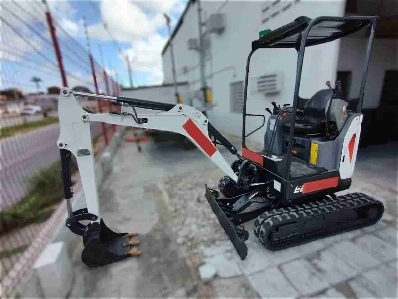 Mini Escavadeira Bobcat E20 2021 - imagem de fundo