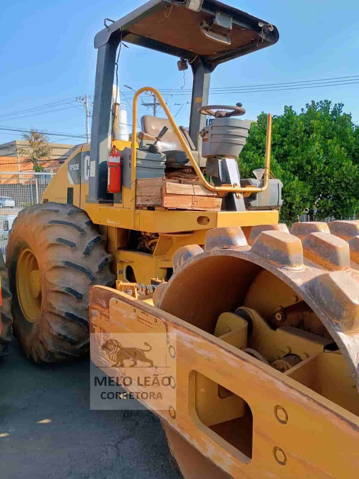 Rolo compactador Caterpillar CP533E 2008 - imagem de fundo