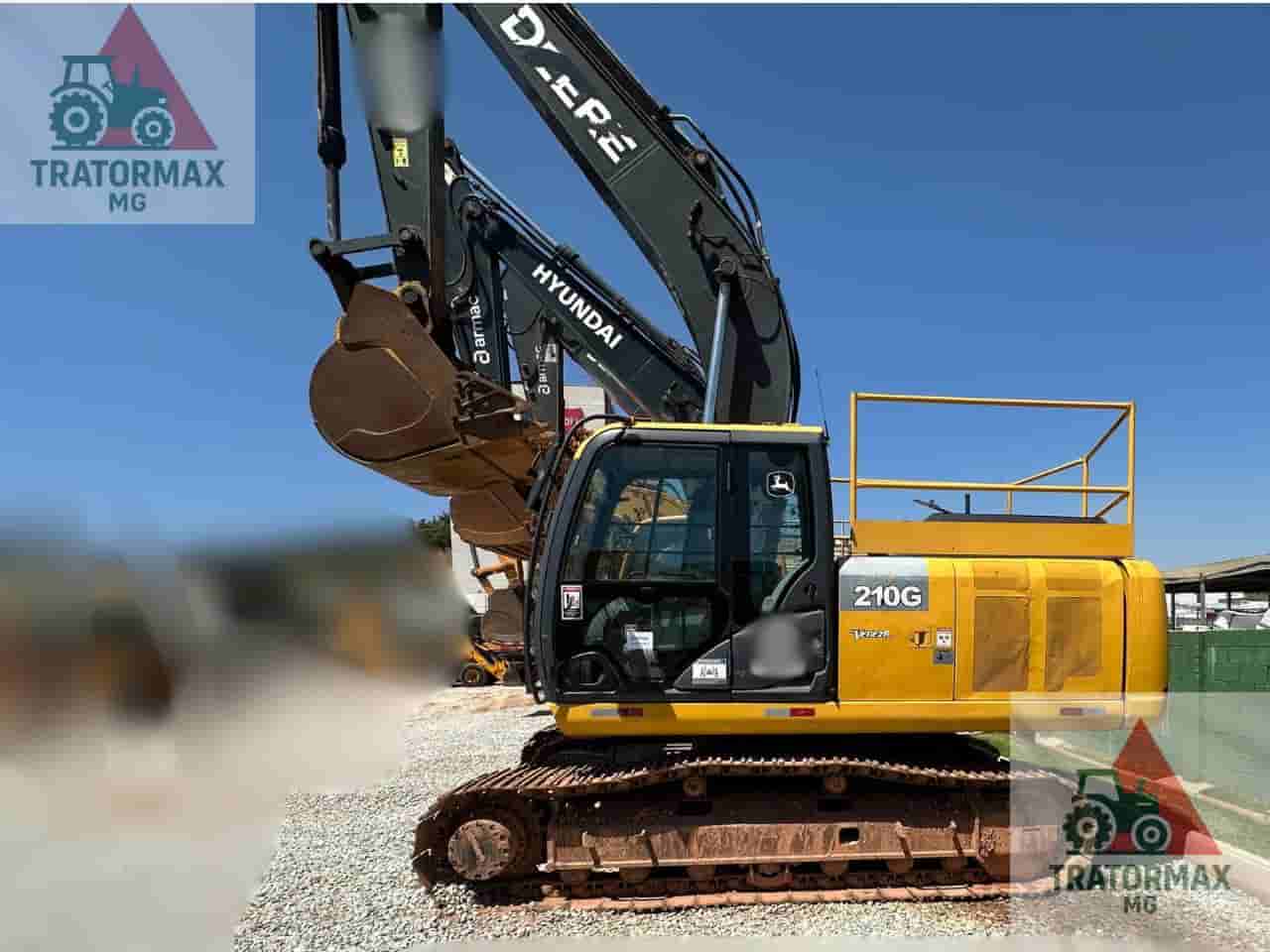 Escavadeira John Deere 210G 2019 - imagem de fundo
