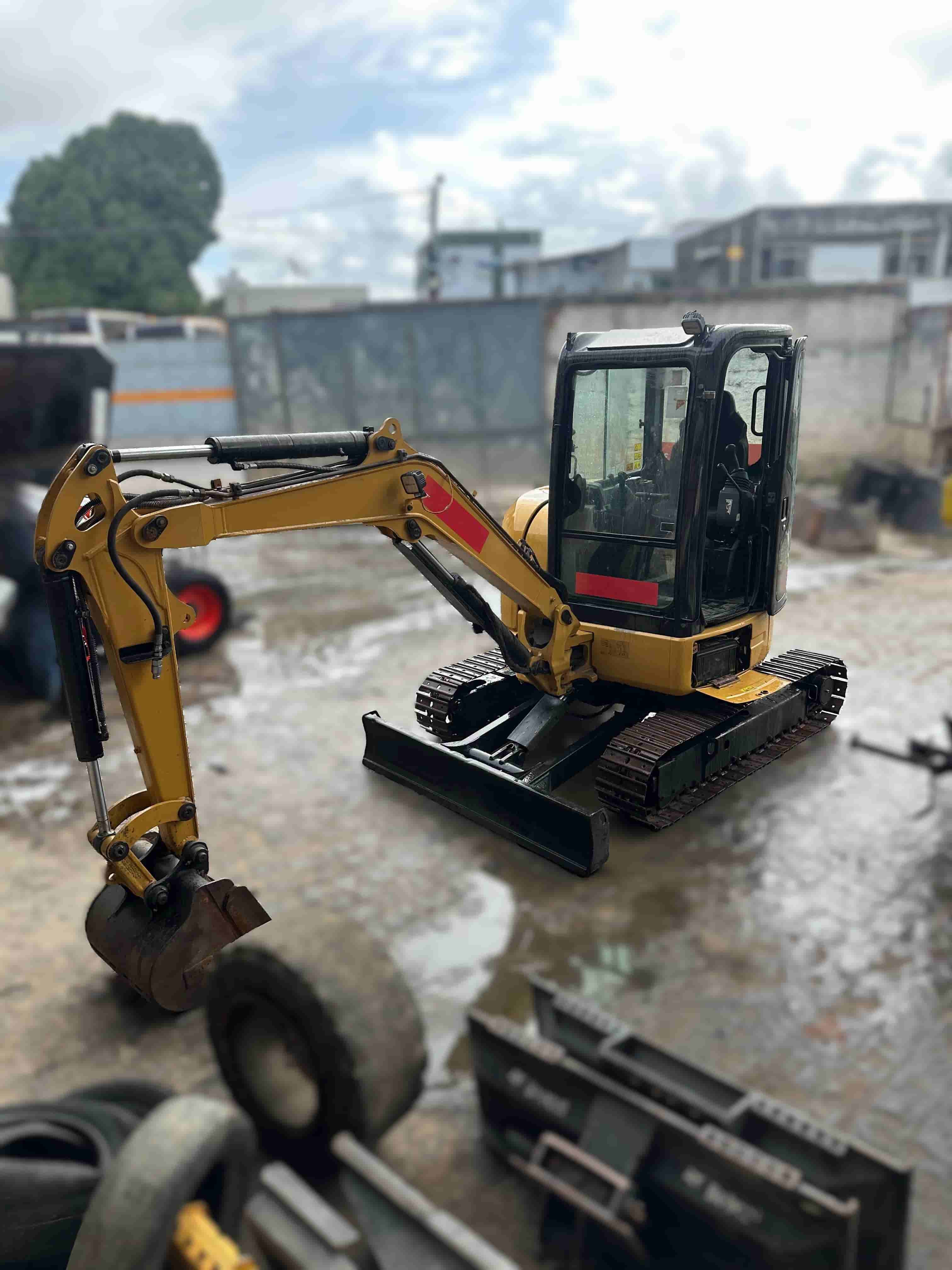 Mini Escavadeira Caterpillar 303.5  2020 - imagem de fundo