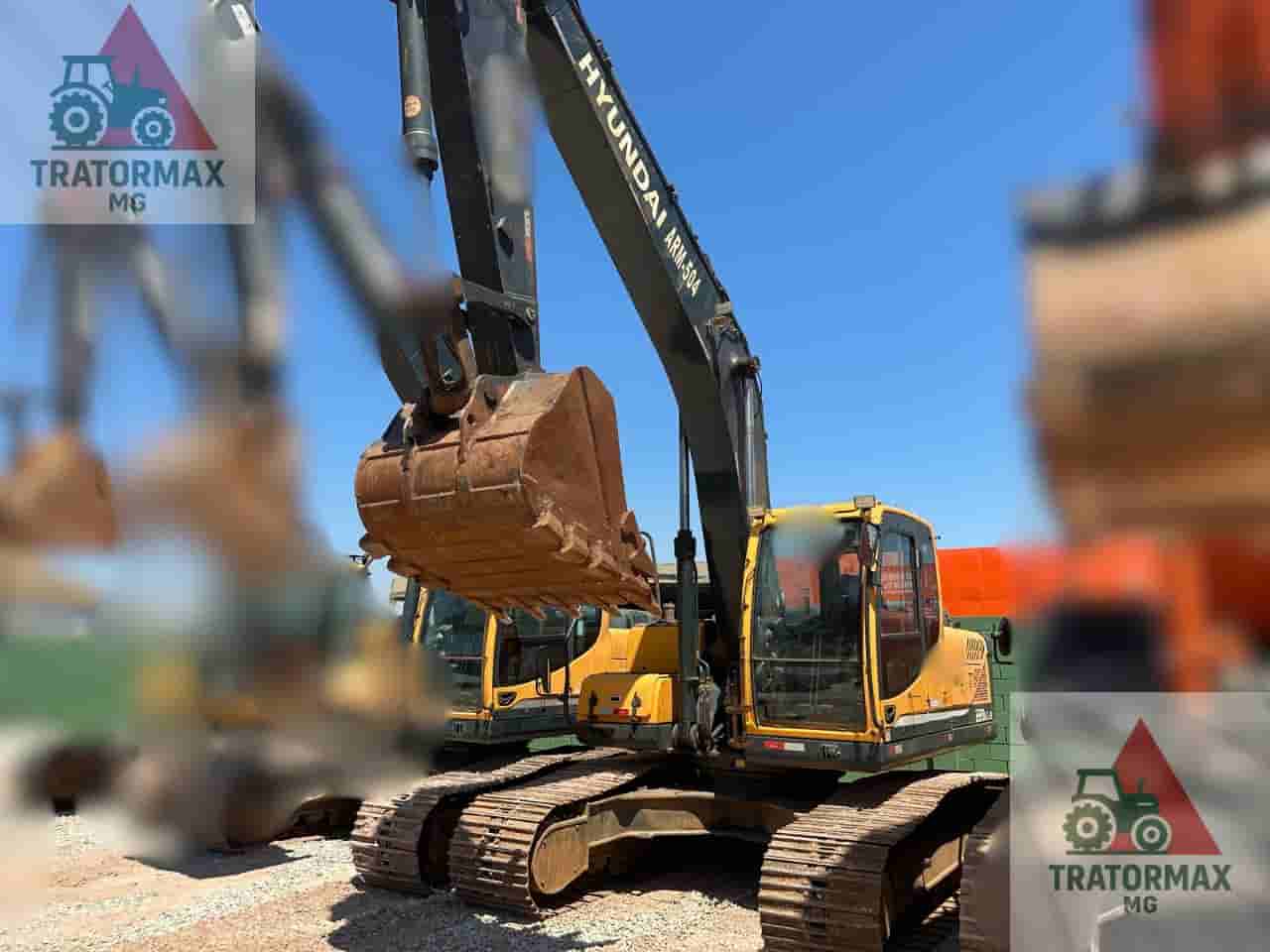 Escavadeira Hyundai R220 2021 - imagem de fundo