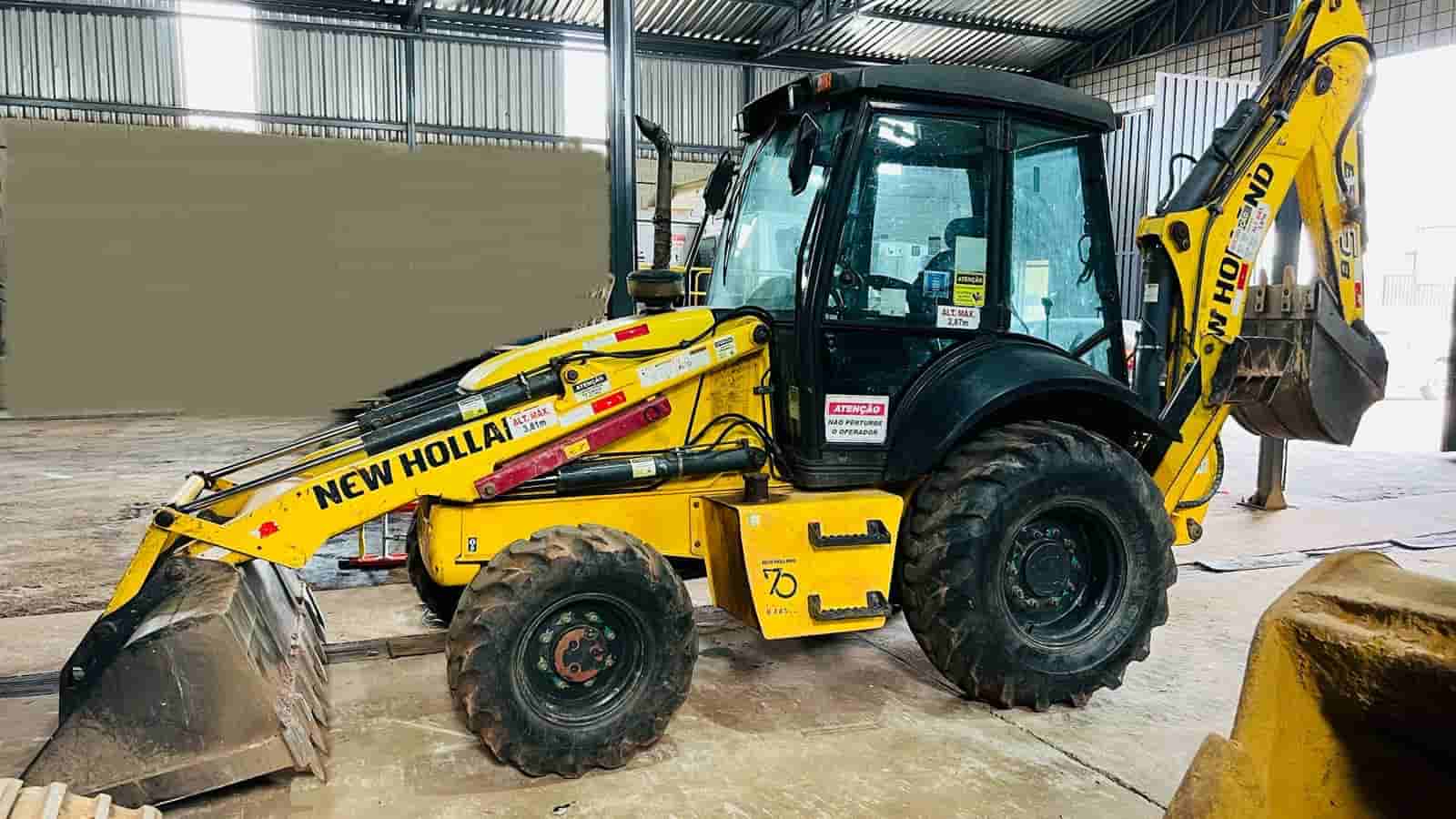 Retroescavadeira New Holland B95B 2020 - imagem de fundo