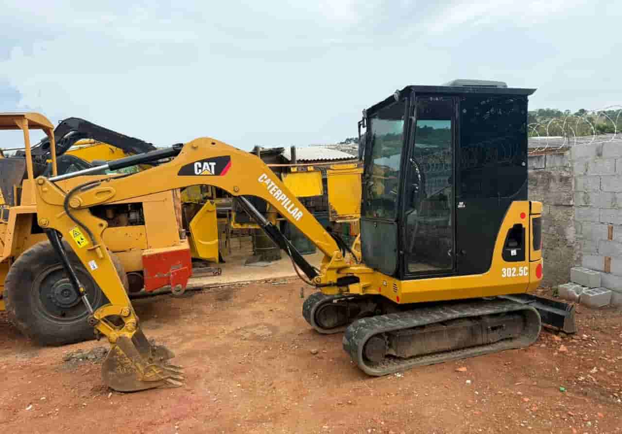 Mini Escavadeira Caterpillar 302.5C 2011 - imagem de fundo