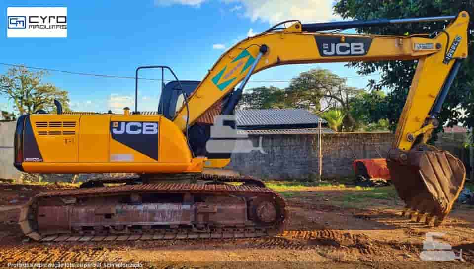 Escavadeira JCB JS200 LC 2013 - imagem de fundo
