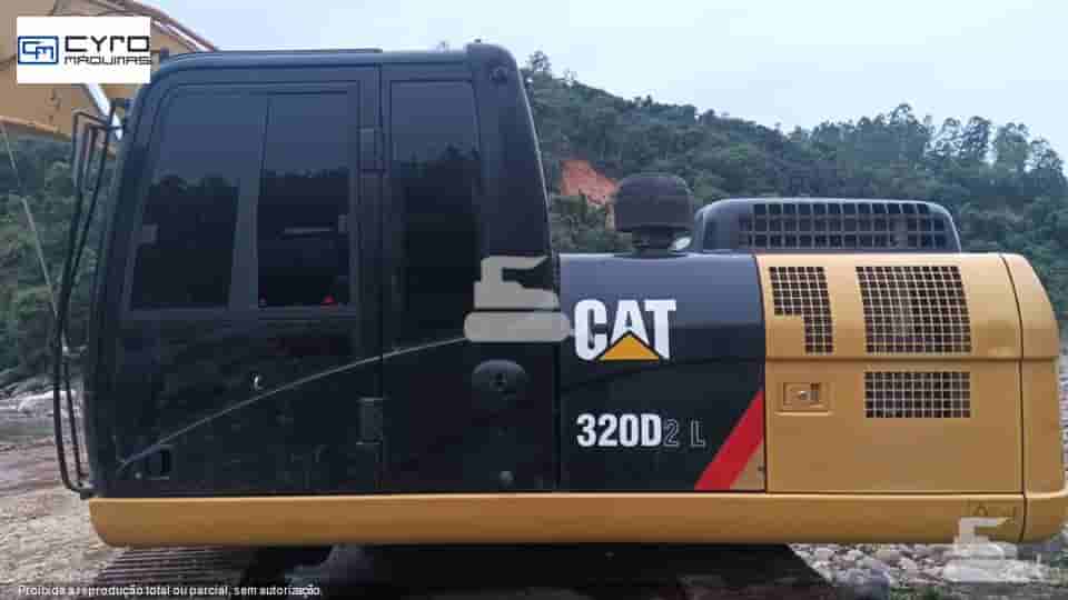 Escavadeira Caterpillar 320D2 2018 - imagem de fundo