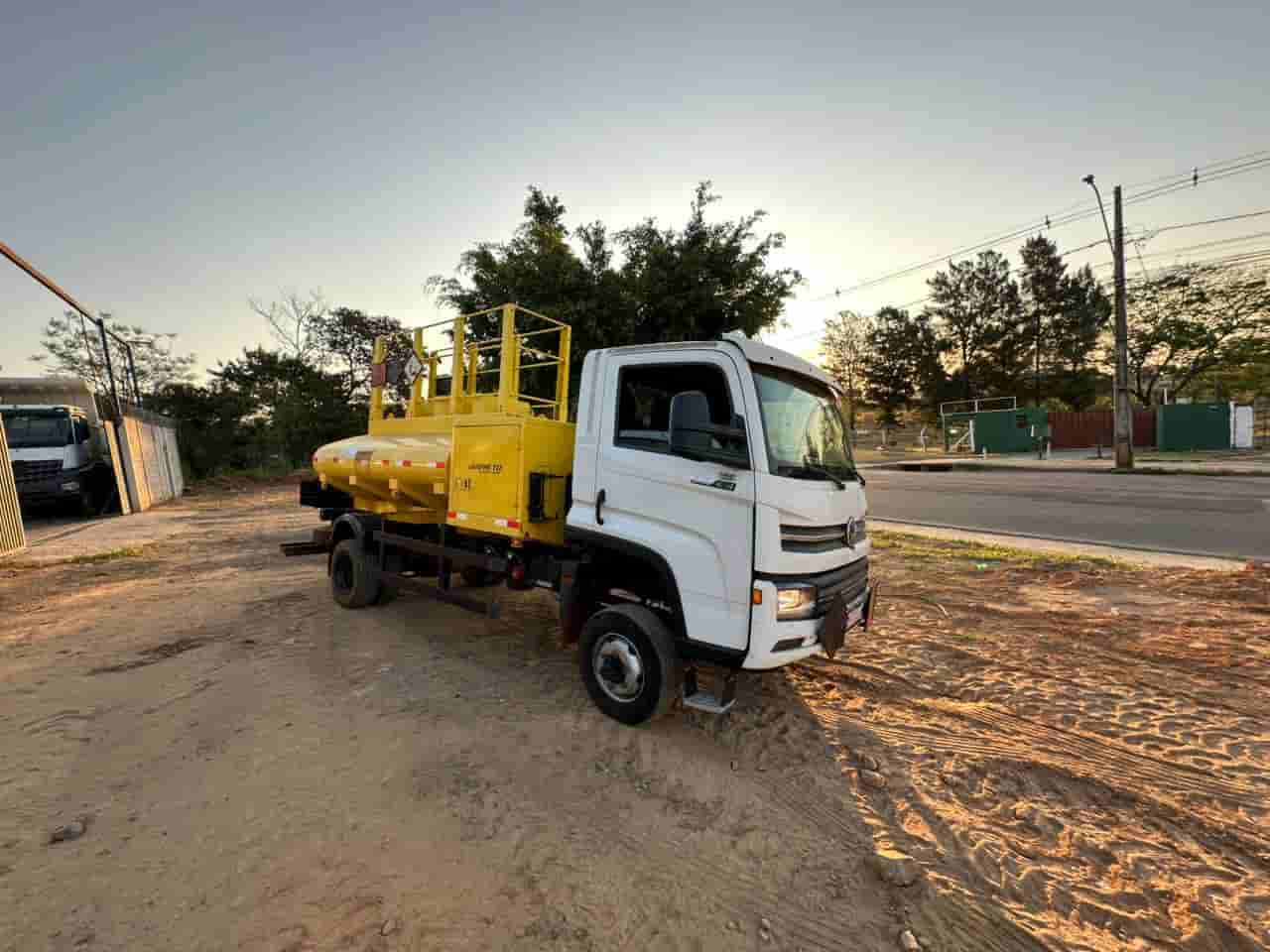 Caminhão Volkswagen 11.180 2023 - imagem de fundo