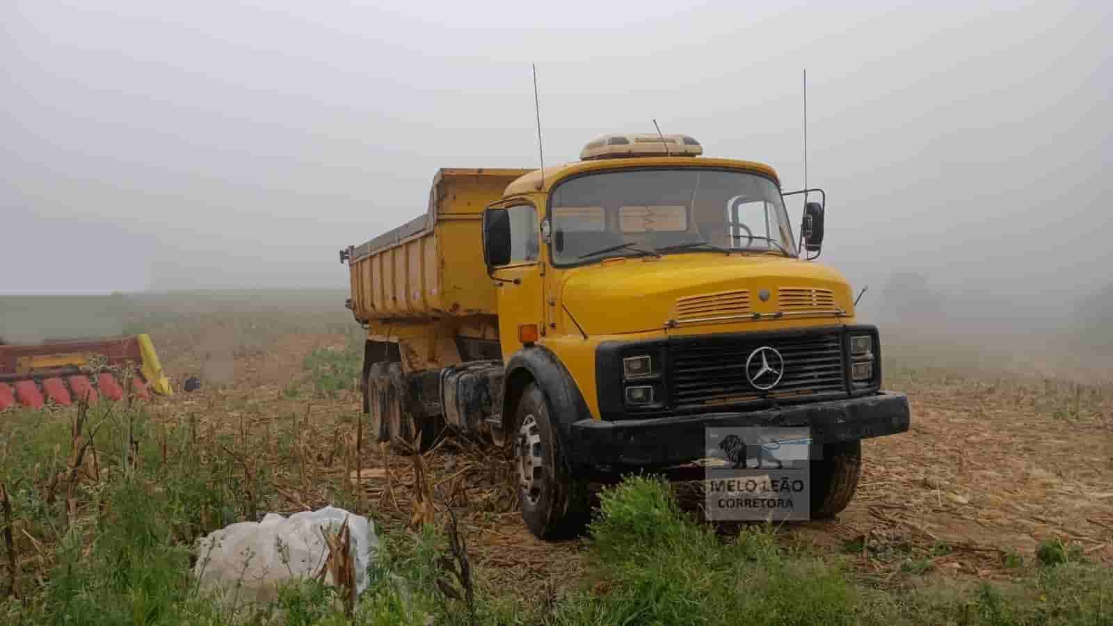 Caminhão Mercedes Benz MB1519 1981 - imagem de fundo