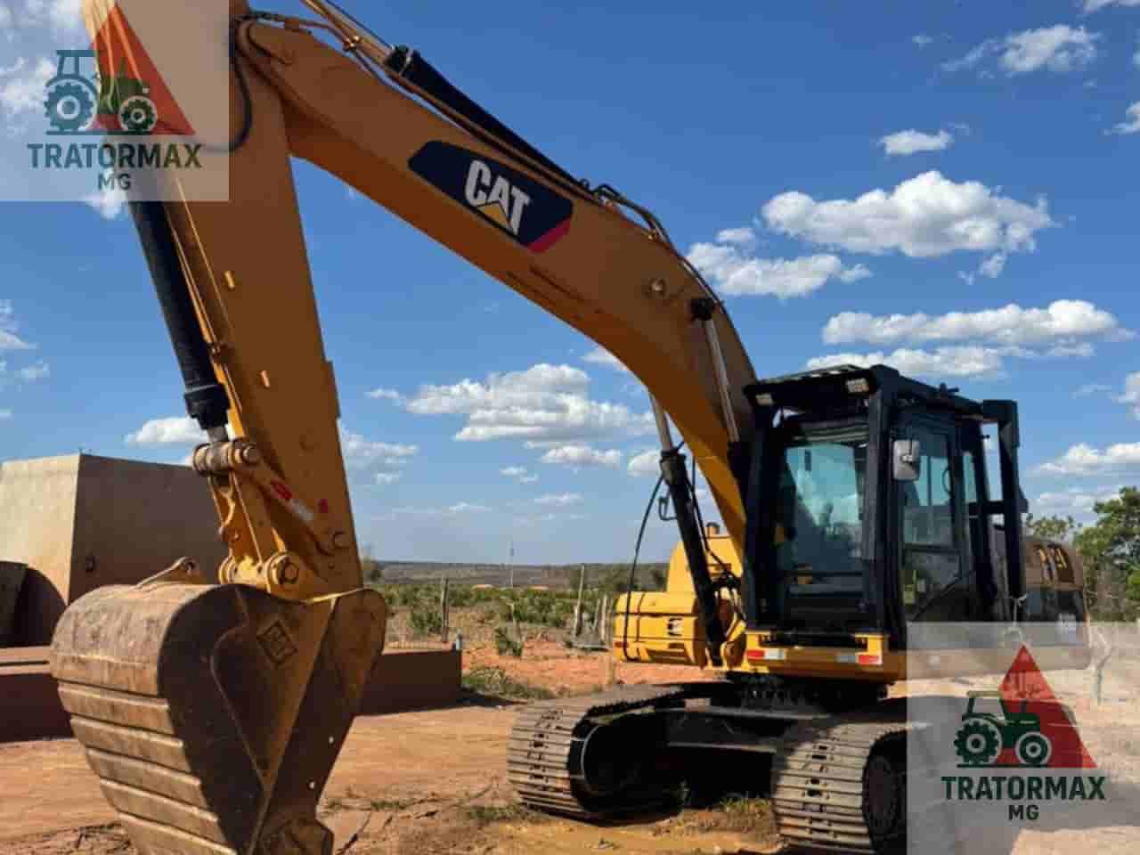 Escavadeira Caterpillar 320D 2012 - imagem de fundo