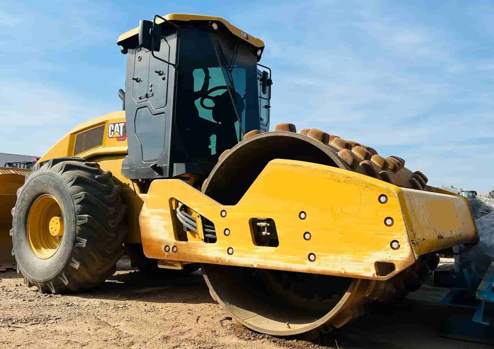 Rolo compactador Caterpillar CS11GC 2022 - imagem de fundo