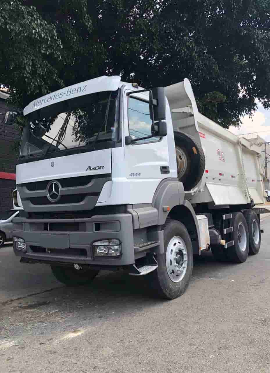 Caminhão Mercedes Benz AXOR 4144 2020 - imagem de fundo