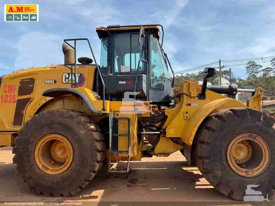Pá Carregadeira Caterpillar  966L 2022 - imagem de fundo