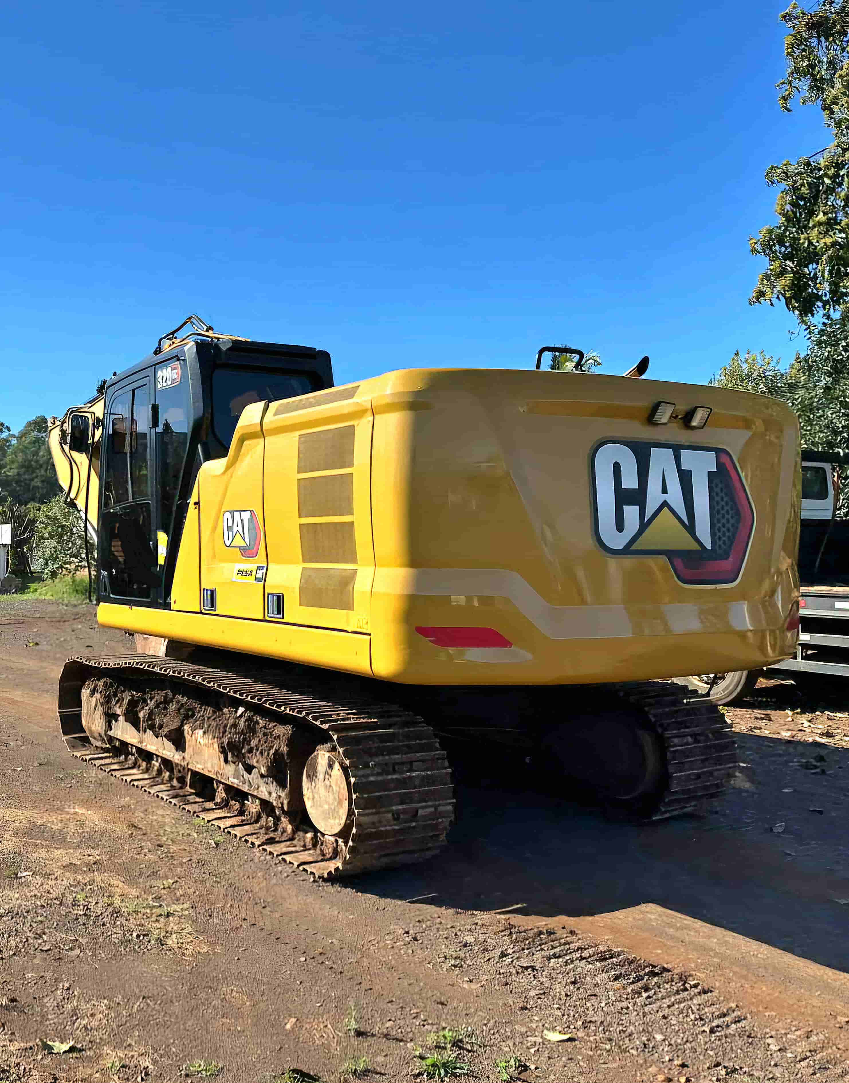 Escavadeira Caterpillar 320GC 2021 - imagem de fundo