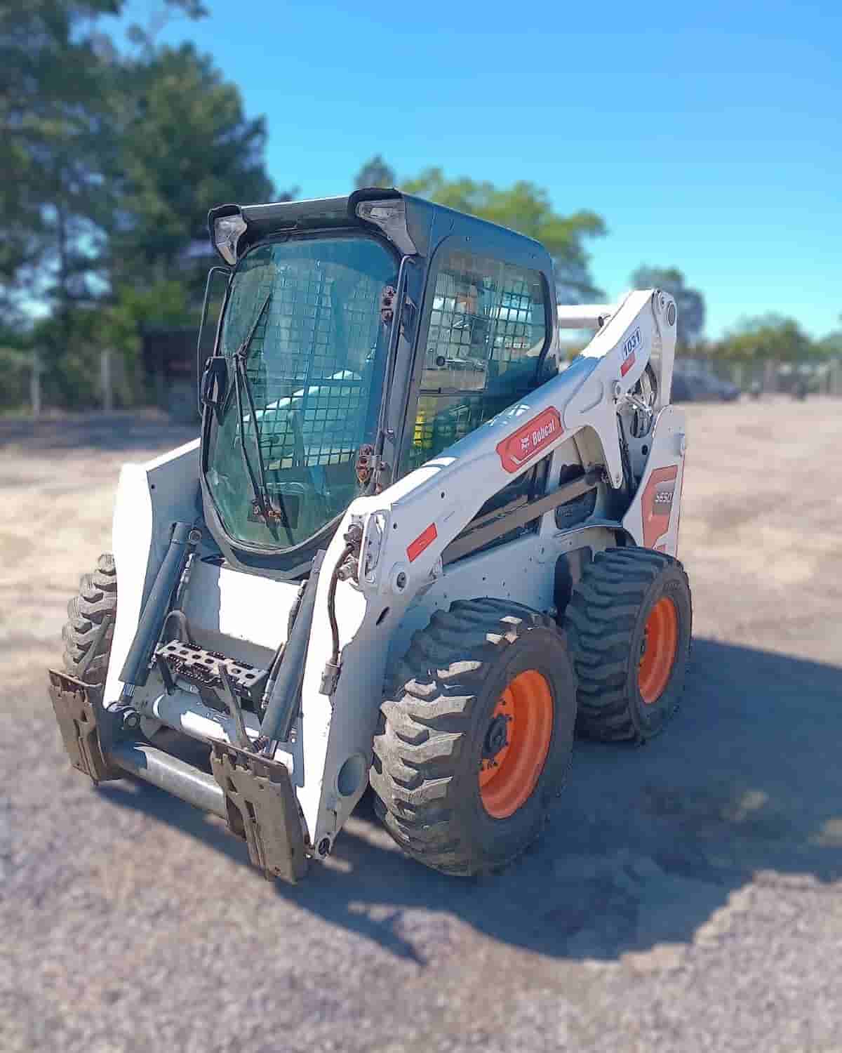 Mini Carregadeira Bobcat S650 2021 - imagem de fundo