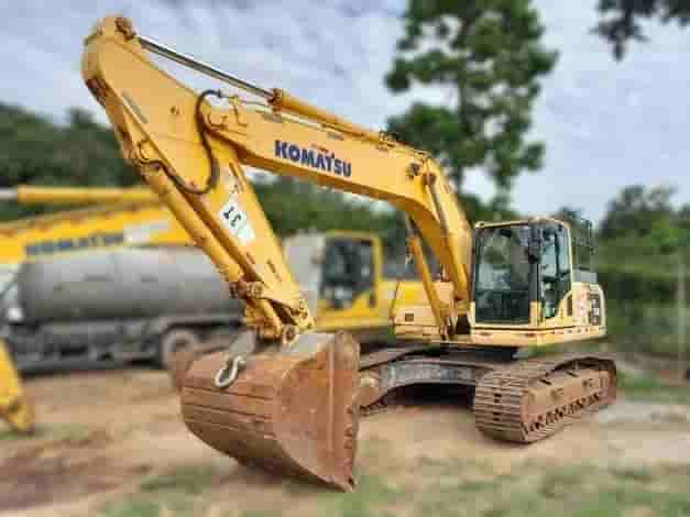 Escavadeira Komatsu PC240LC-8 2018 - imagem de fundo