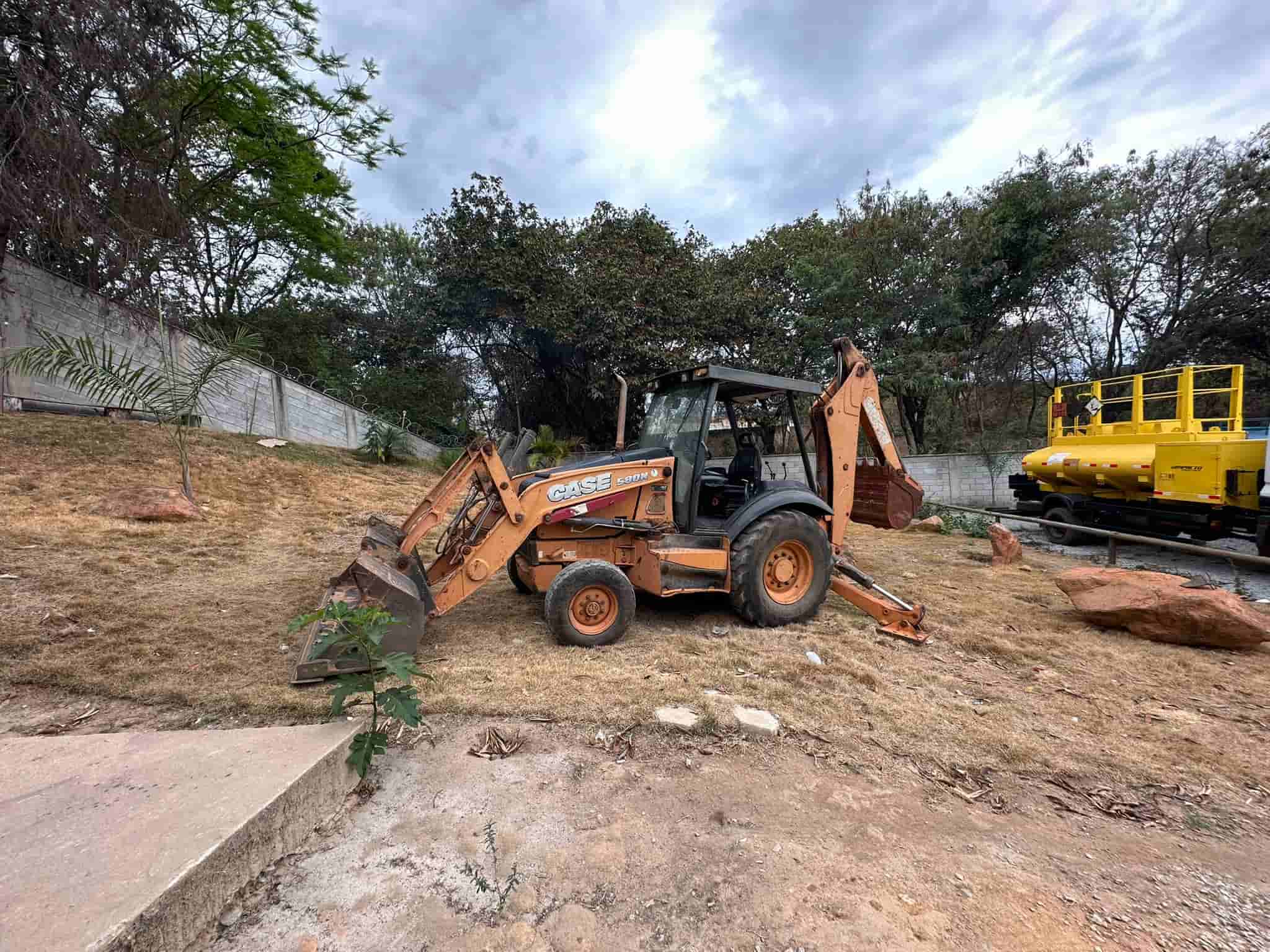 Retroescavadeira Case 580N 2014 - imagem de fundo